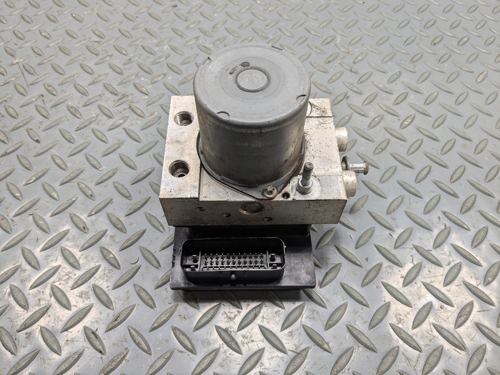 2010 - 2014 OEM CADILLAC ESCALADE ESV ABS ANTI-LOCK BRAKE MODULE