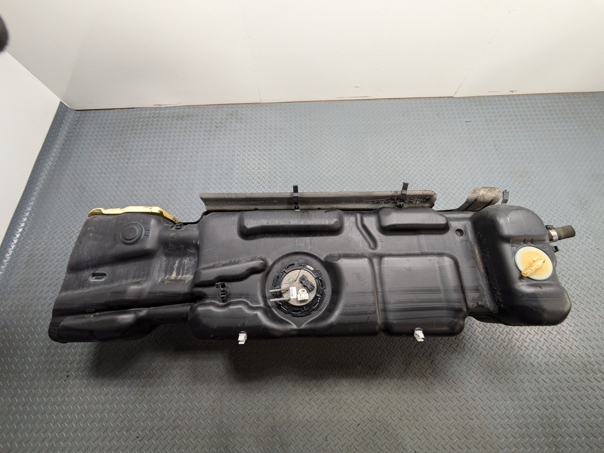 2010 - 2014 OEM CADILLAC ESCALADE ESV FUEL TANK RESERVOIR ASSEMBLY