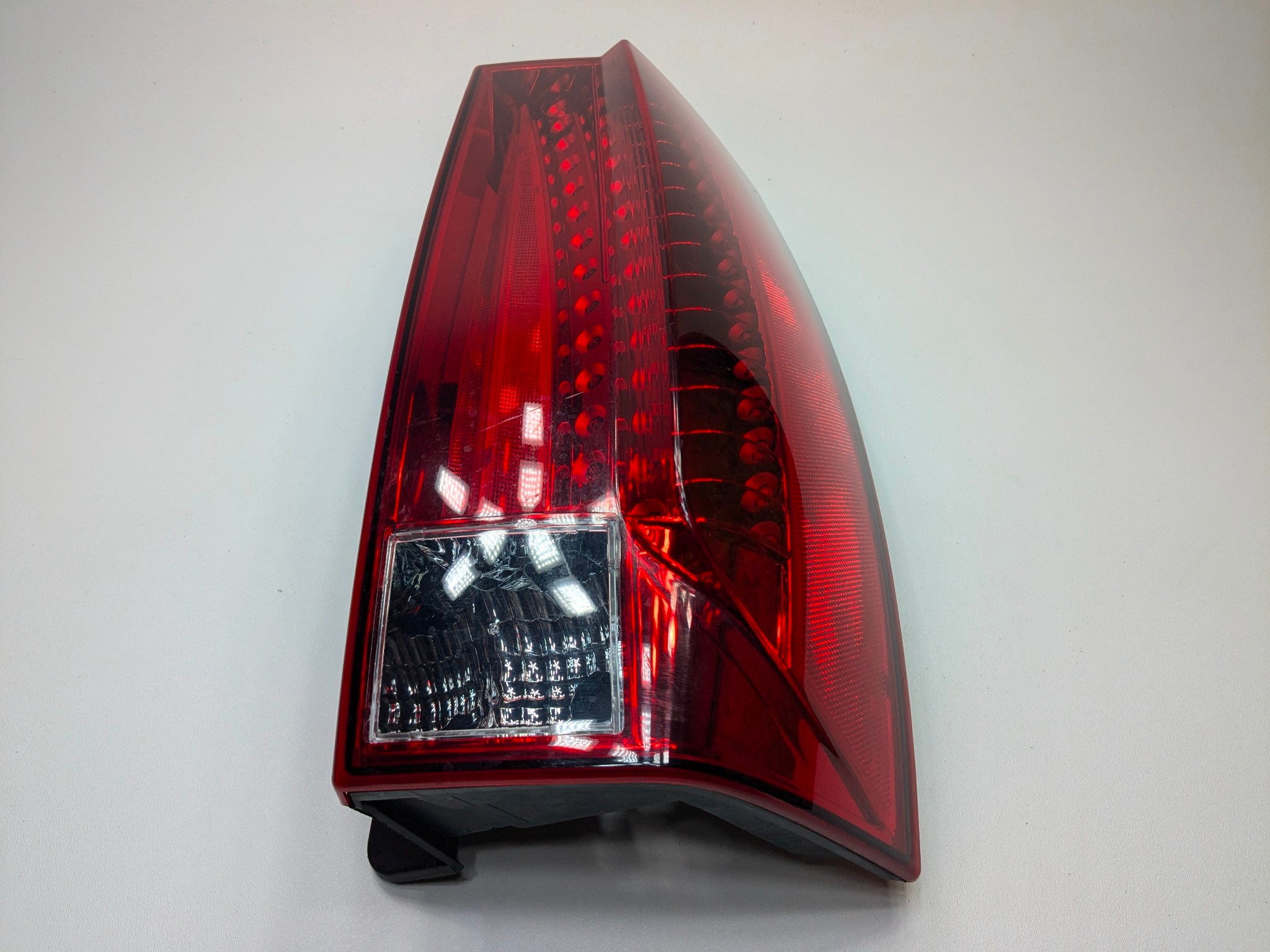10 - 14 OEM CADILLAC ESCALADE ESV REAR RIGHT PASSENGER SIDE TAIL LIGHT ASSEMBLY