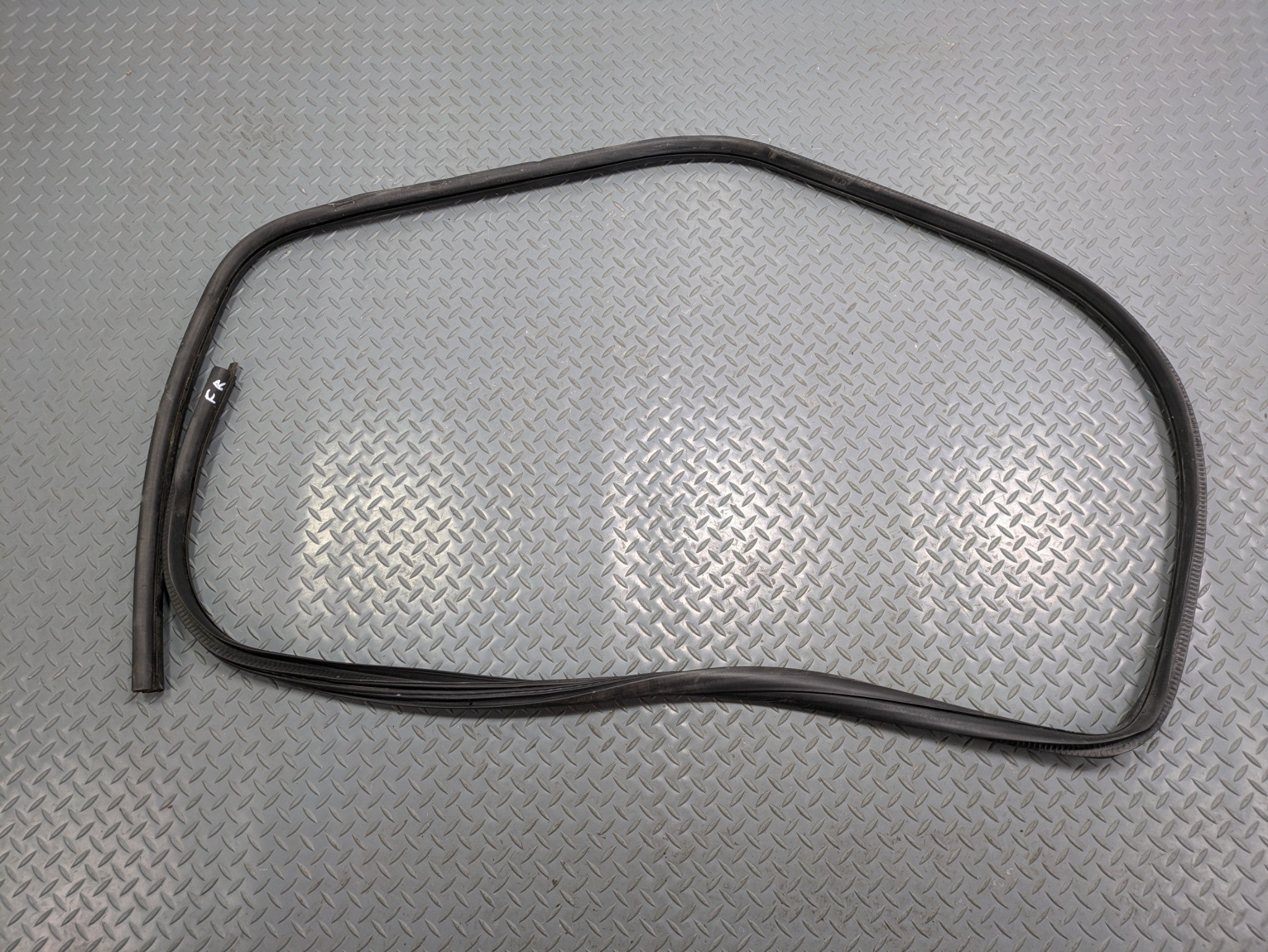 10 - 14 OEM CADILLAC ESCALADE ESV FRONT RIGHT SIDE WEATHER STRIPPING DOOR SEAL