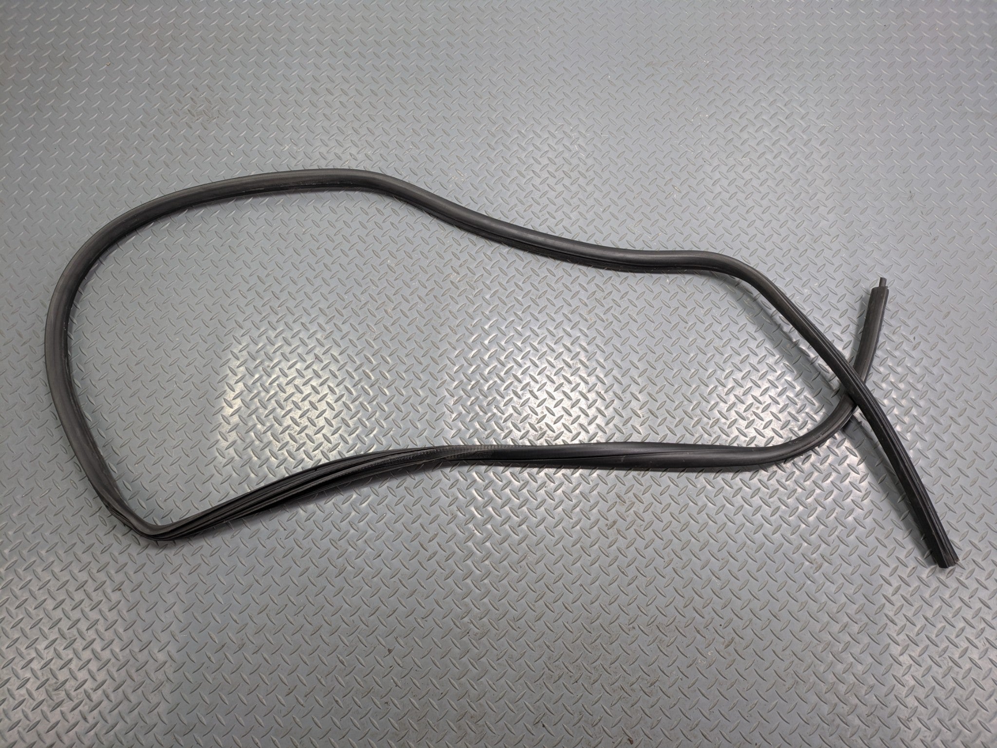 10 - 14 OEM CADILLAC ESCALADE ESV FRONT RIGHT SIDE WEATHER STRIPPING DOOR SEAL