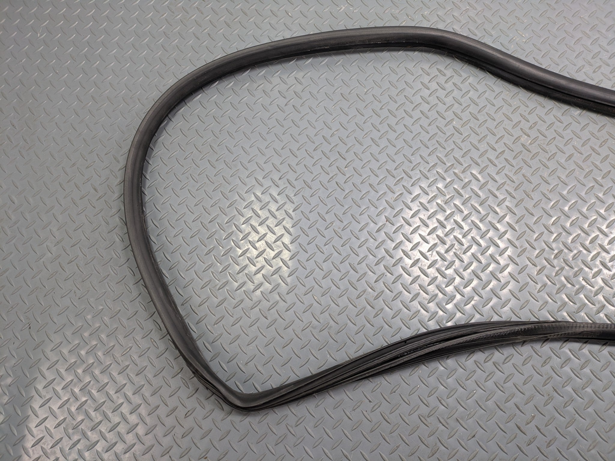10 - 14 OEM CADILLAC ESCALADE ESV FRONT RIGHT SIDE WEATHER STRIPPING DOOR SEAL