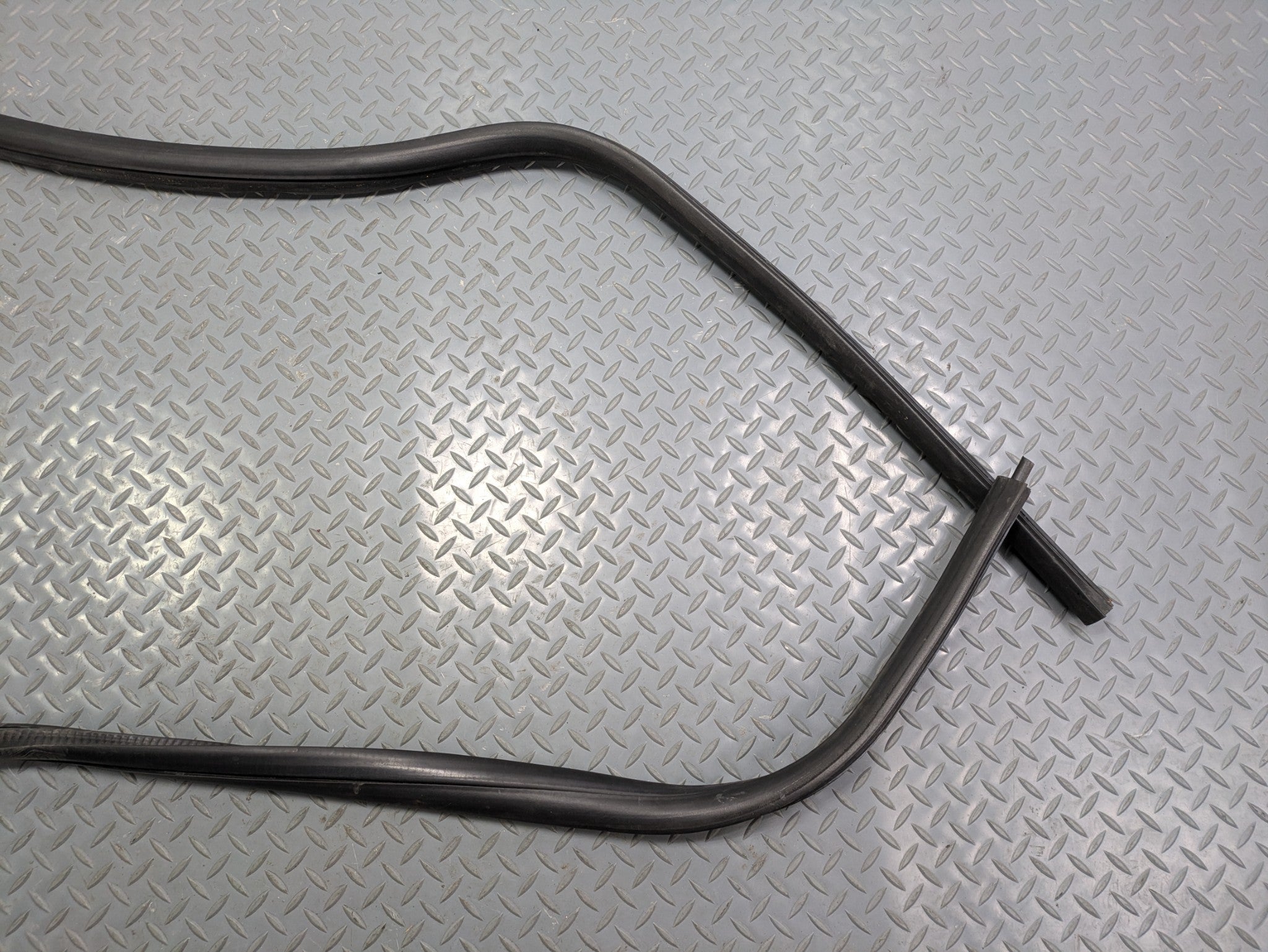10 - 14 OEM CADILLAC ESCALADE ESV FRONT RIGHT SIDE WEATHER STRIPPING DOOR SEAL