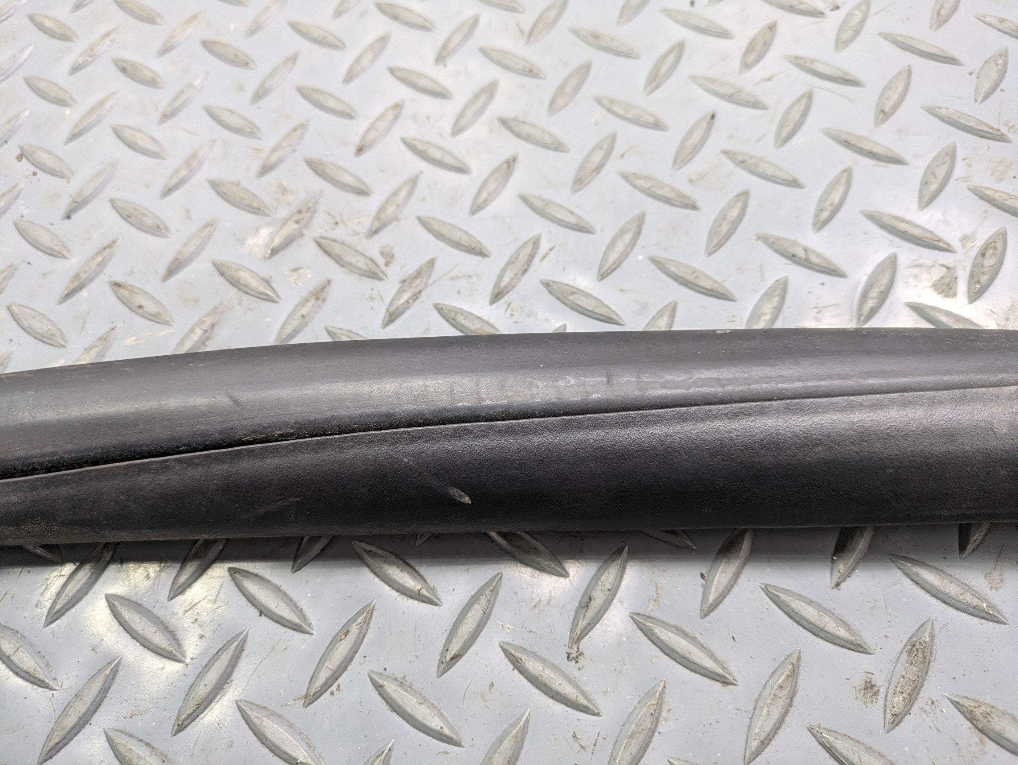 10 - 14 OEM CADILLAC ESCALADE ESV FRONT RIGHT SIDE WEATHER STRIPPING DOOR SEAL