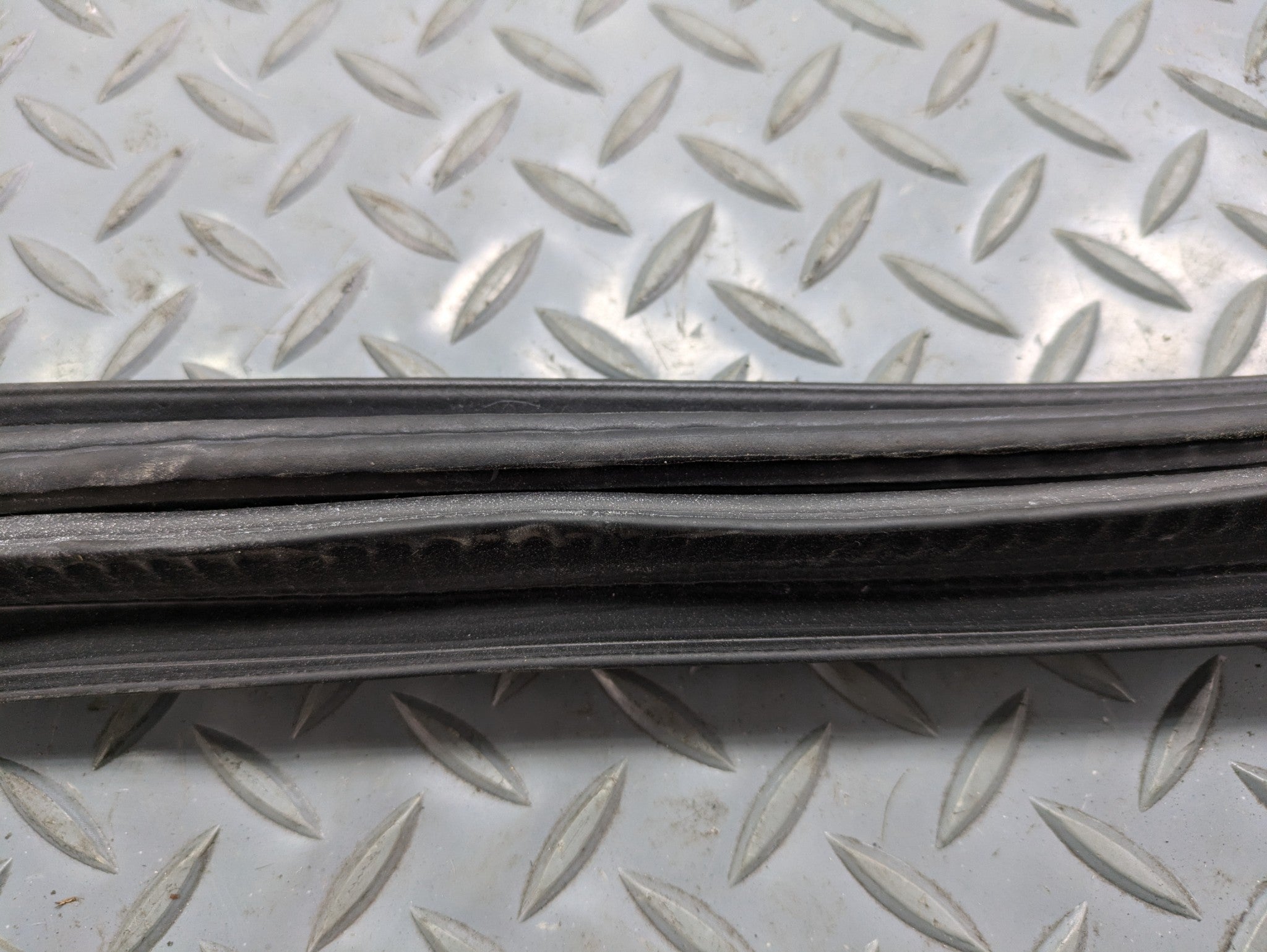 10 - 14 OEM CADILLAC ESCALADE ESV FRONT RIGHT SIDE WEATHER STRIPPING DOOR SEAL