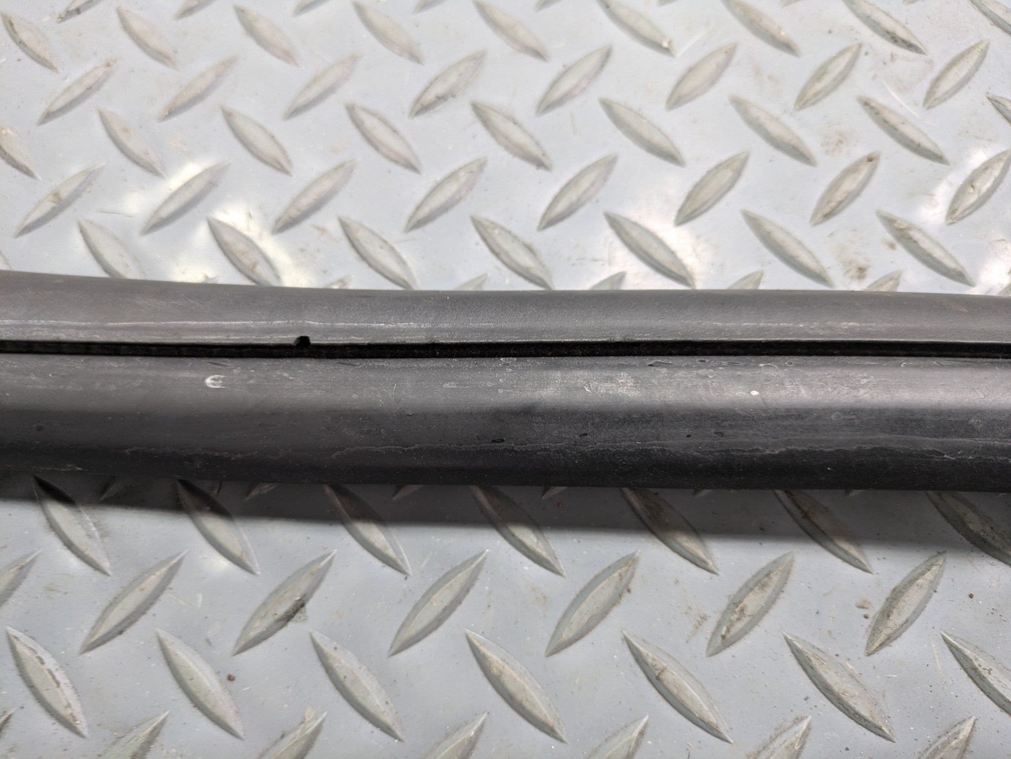 10 - 14 OEM CADILLAC ESCALADE ESV REAR RIGHT SIDE WEATHER STRIPPING DOOR SEAL