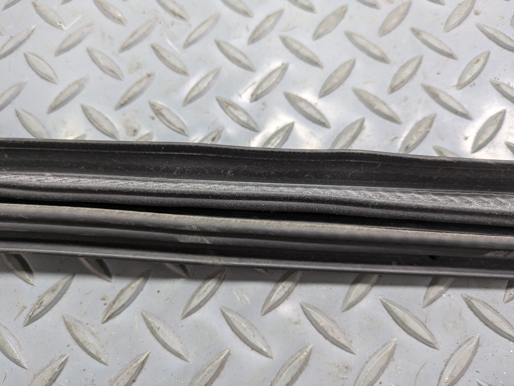10 - 14 OEM CADILLAC ESCALADE ESV REAR RIGHT SIDE WEATHER STRIPPING DOOR SEAL