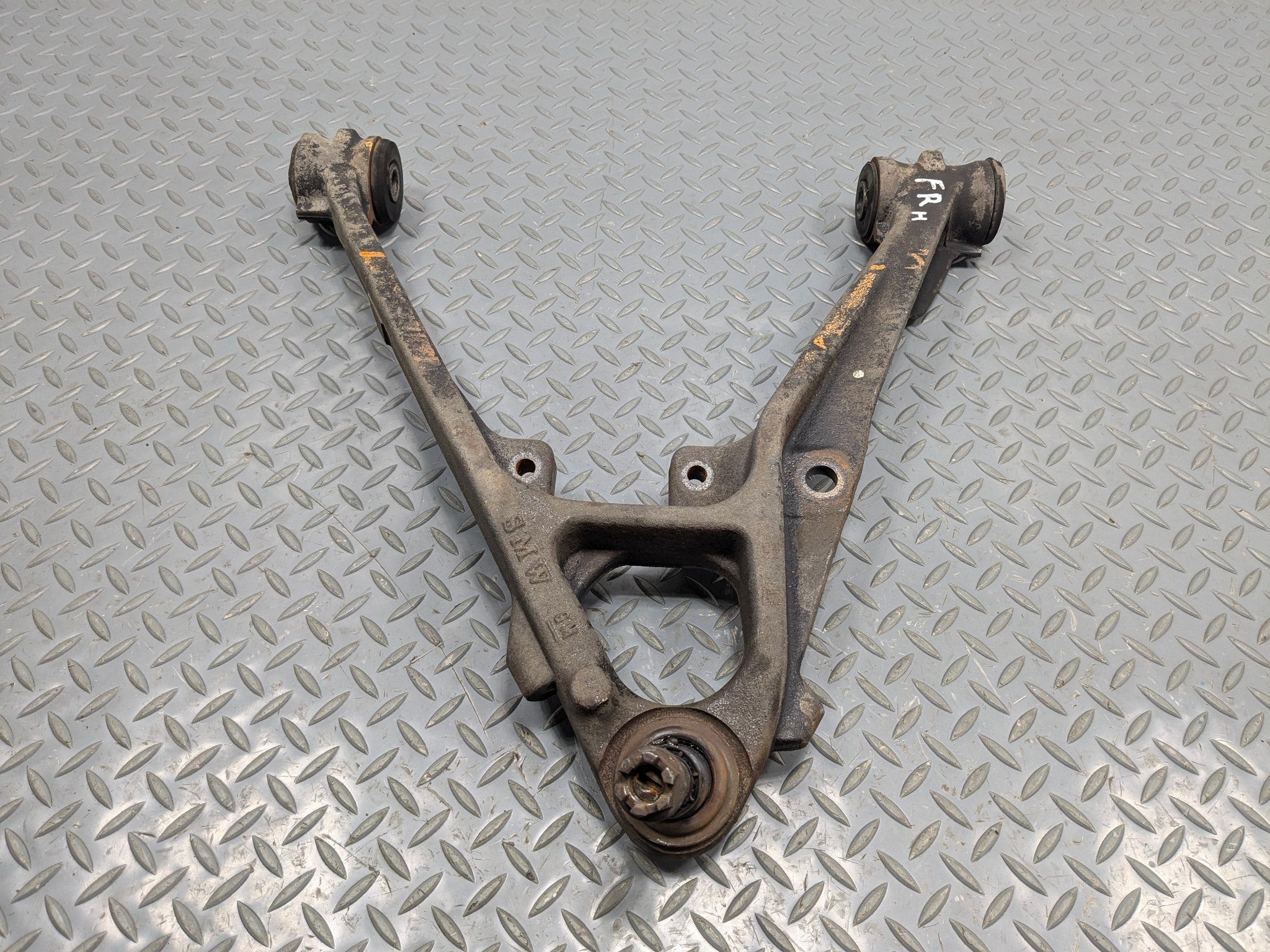 10 - 14 OEM CADILLAC ESCALADE ESV FRONT RIGHT PASSENGER SIDE LOWER CONTROL ARM