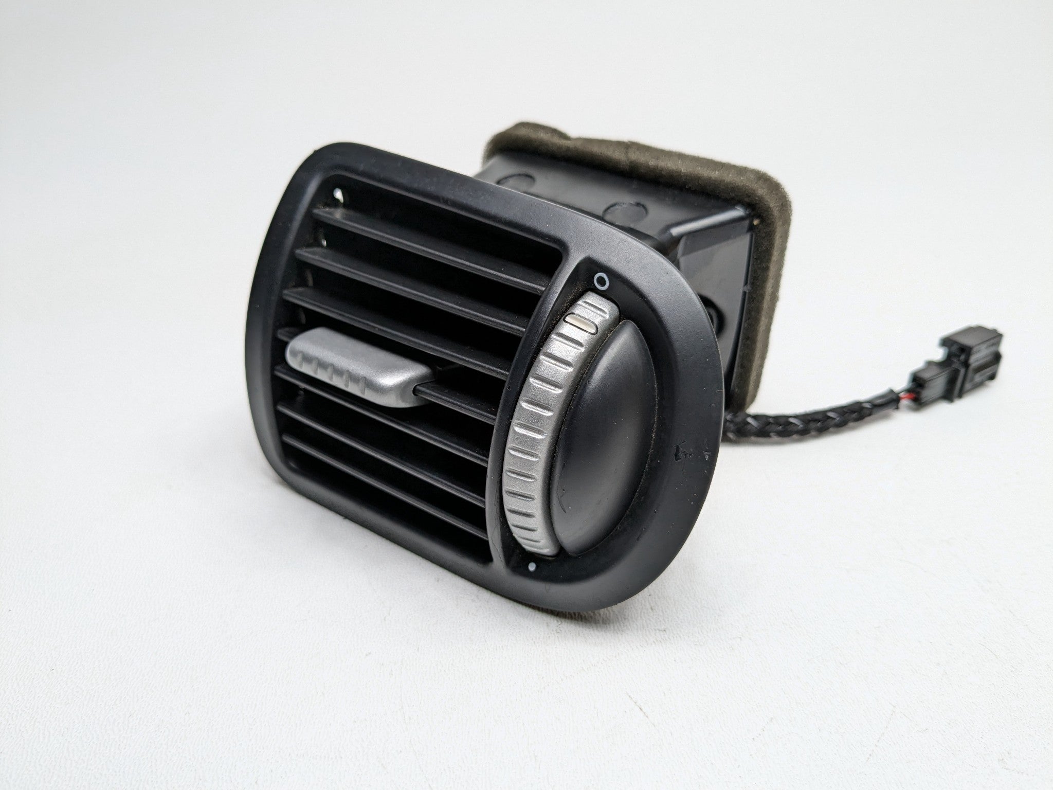 2008 - 2010 OEM PORSCHE CAYENNE FRONT RIGHT PASSENGER SIDE AC HEATER VENT