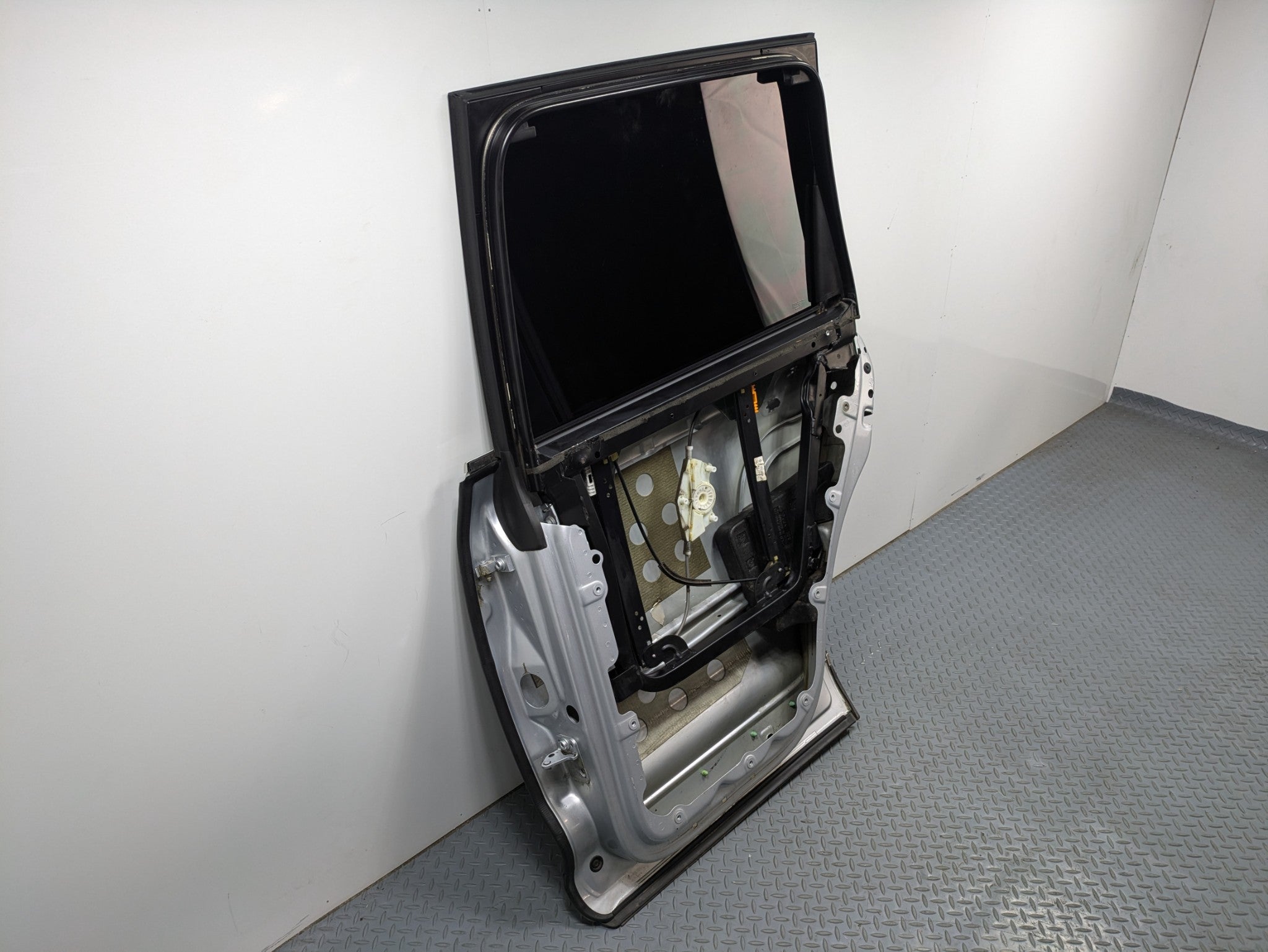 08 - 10 OEM PORSCHE CAYENNE REAR RIGHT PASSENGER SIDE DOOR SHELL PANEL ASSEMBLY