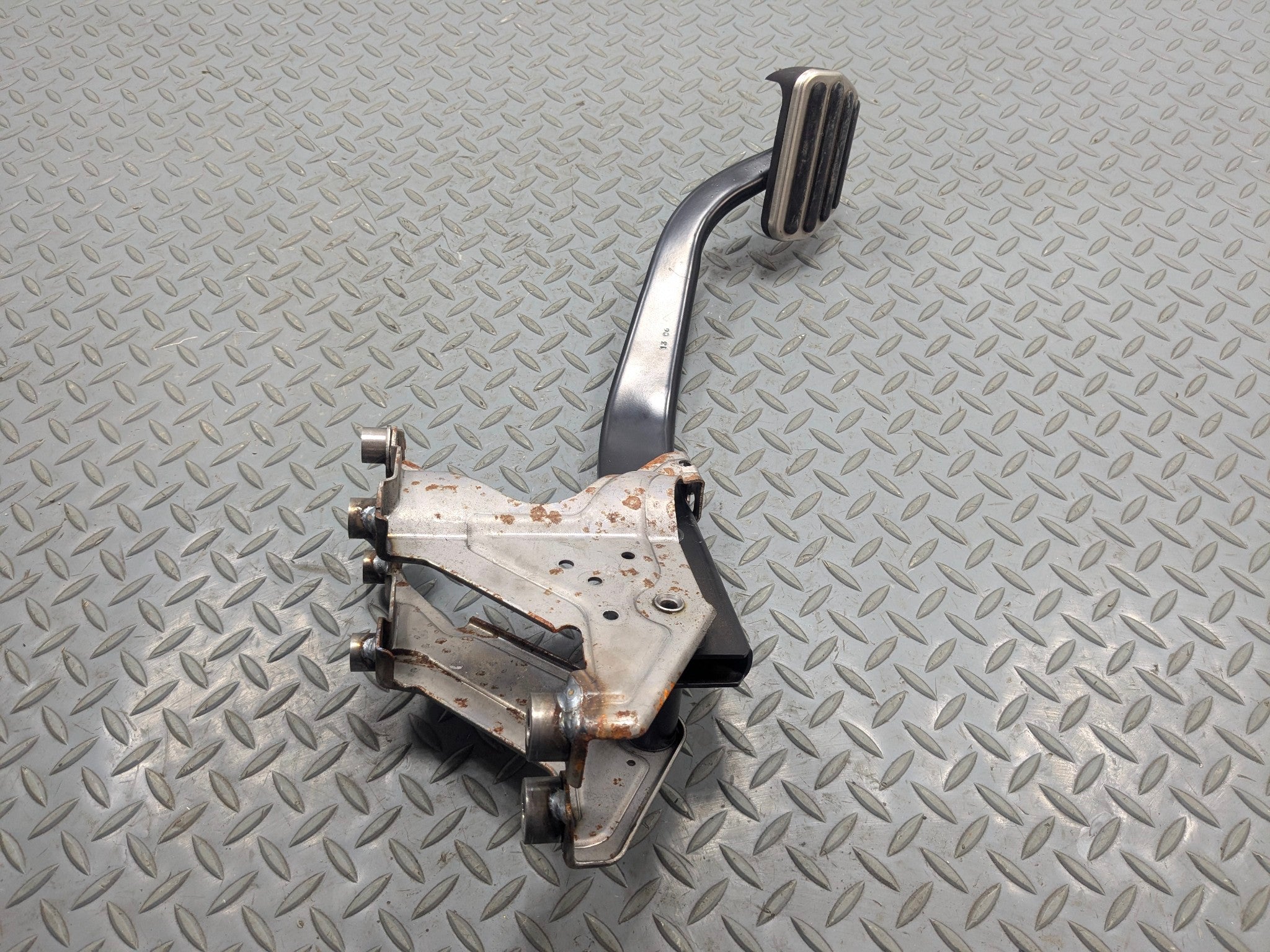 13 - 17 OEM LAND ROVER RANGE ROVER BRAKE FOOT STOP PEDAL WITH BRACKET ASSEMBLY