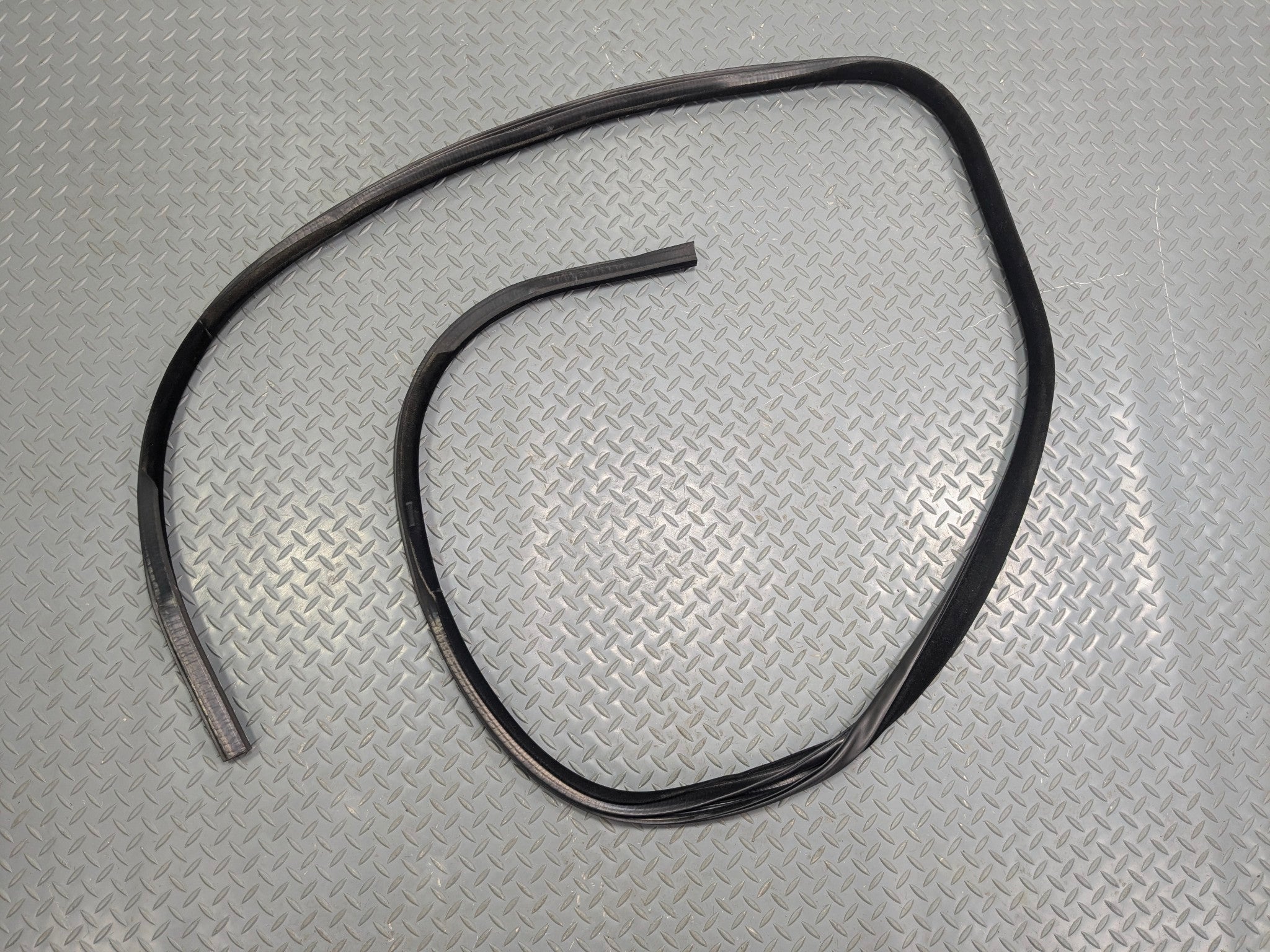 13 - 17 OEM LAND ROVER RANGE ROVER FRONT LEFT SIDE DOOR WEATHER STRIPPING SEAL