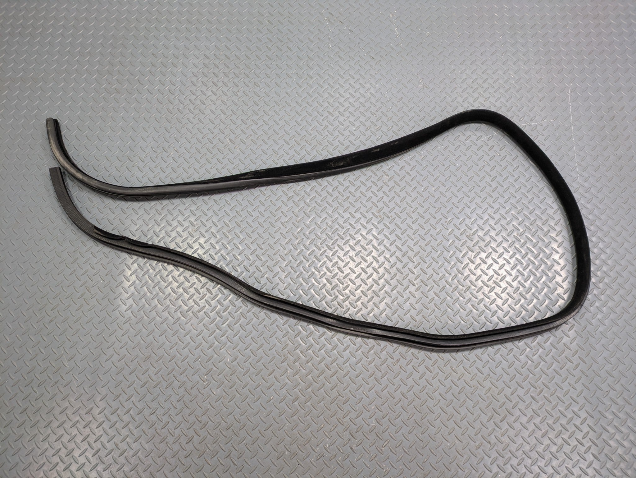 13 - 17 OEM LAND ROVER RANGE ROVER REAR RIGHT PASSENGER SIDE WEATHER STRIPPING