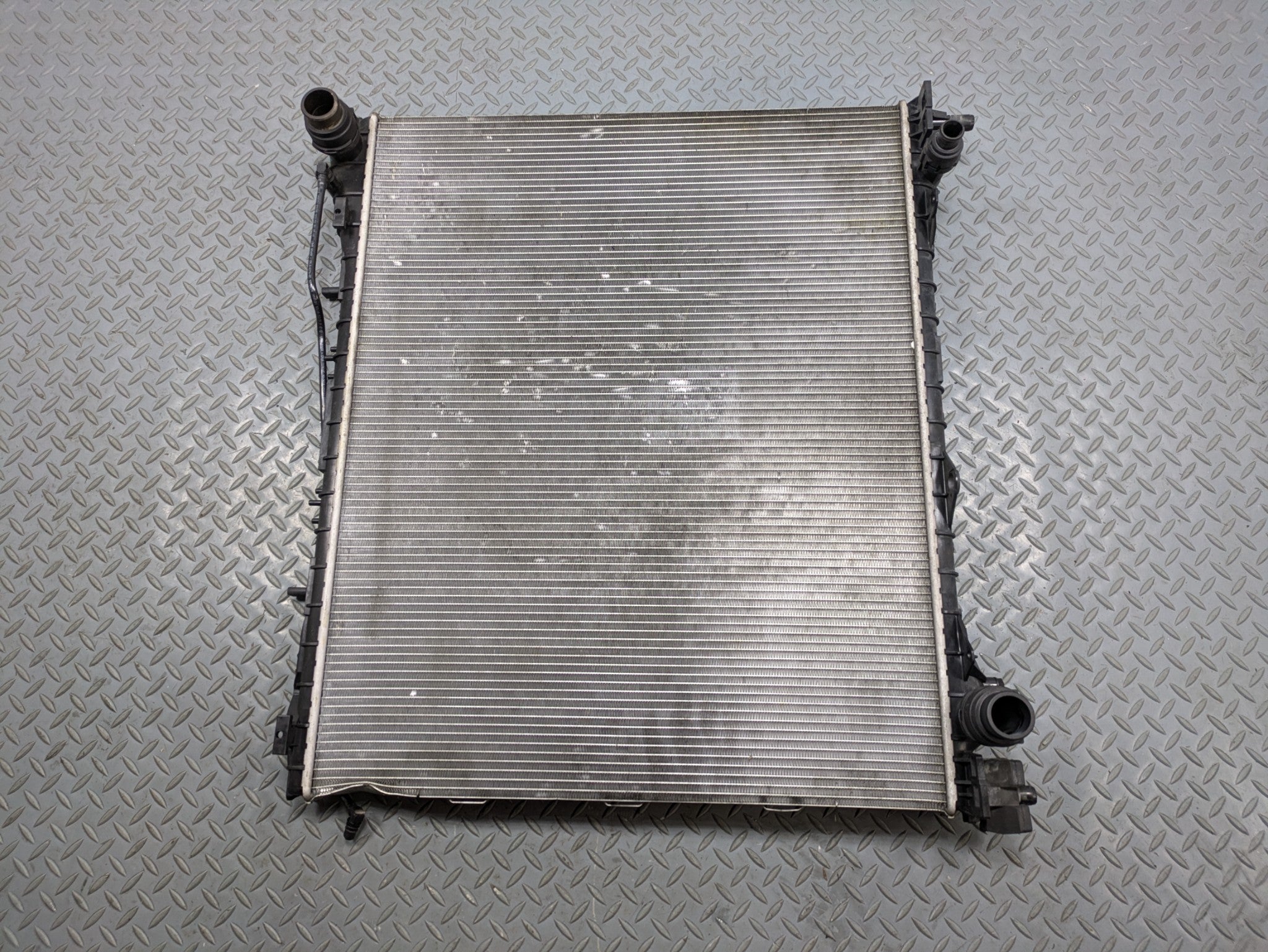 2013 - 2017 OEM LAND ROVER RANGE ROVER ENGINE COOLING MAIN RADIATOR ASSEMBLY