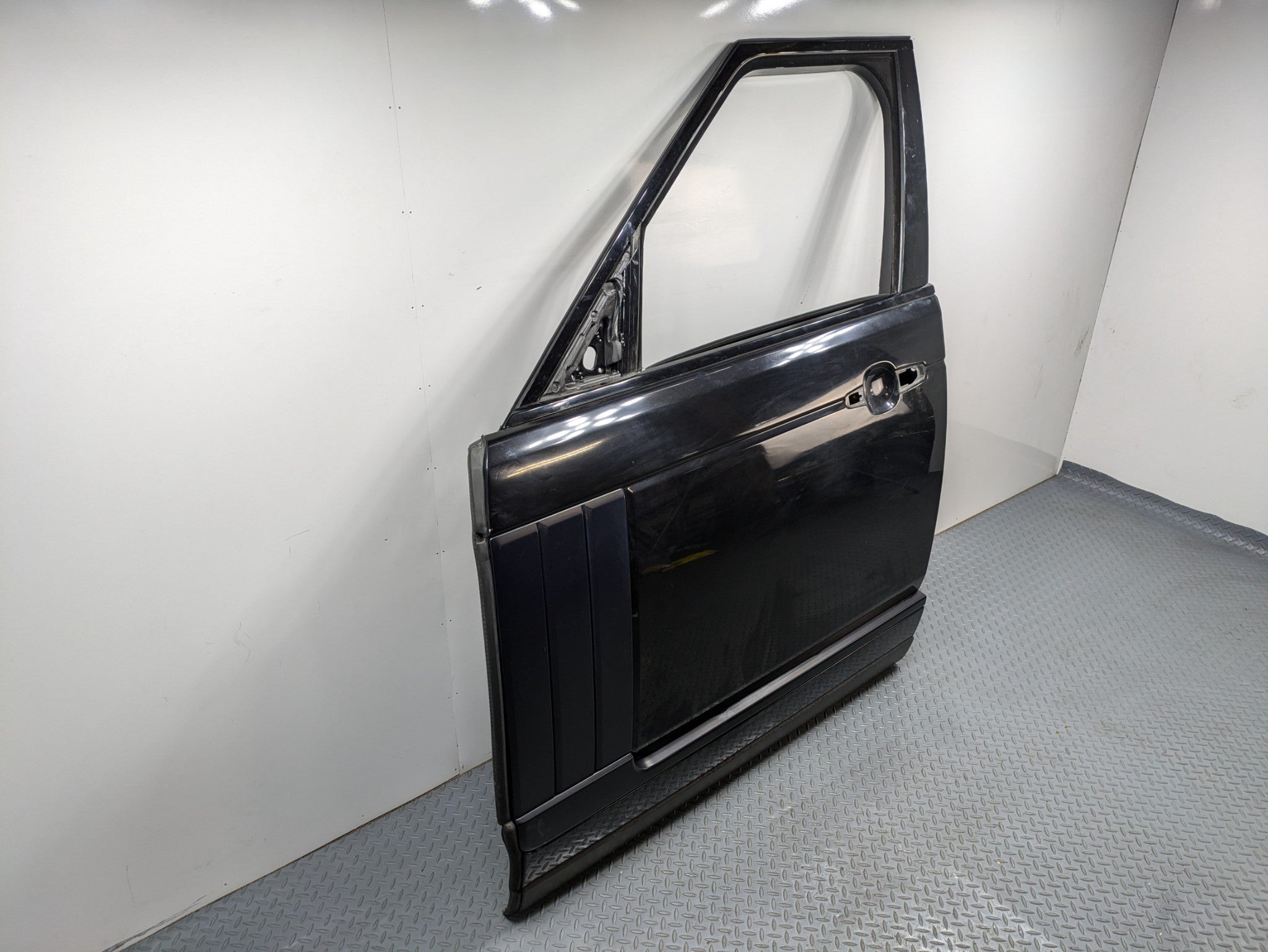 2013 - 2017 OEM LAND ROVER RANGE ROVER FRONT LEFT SIDE DOOR SHELL PANEL BLACK