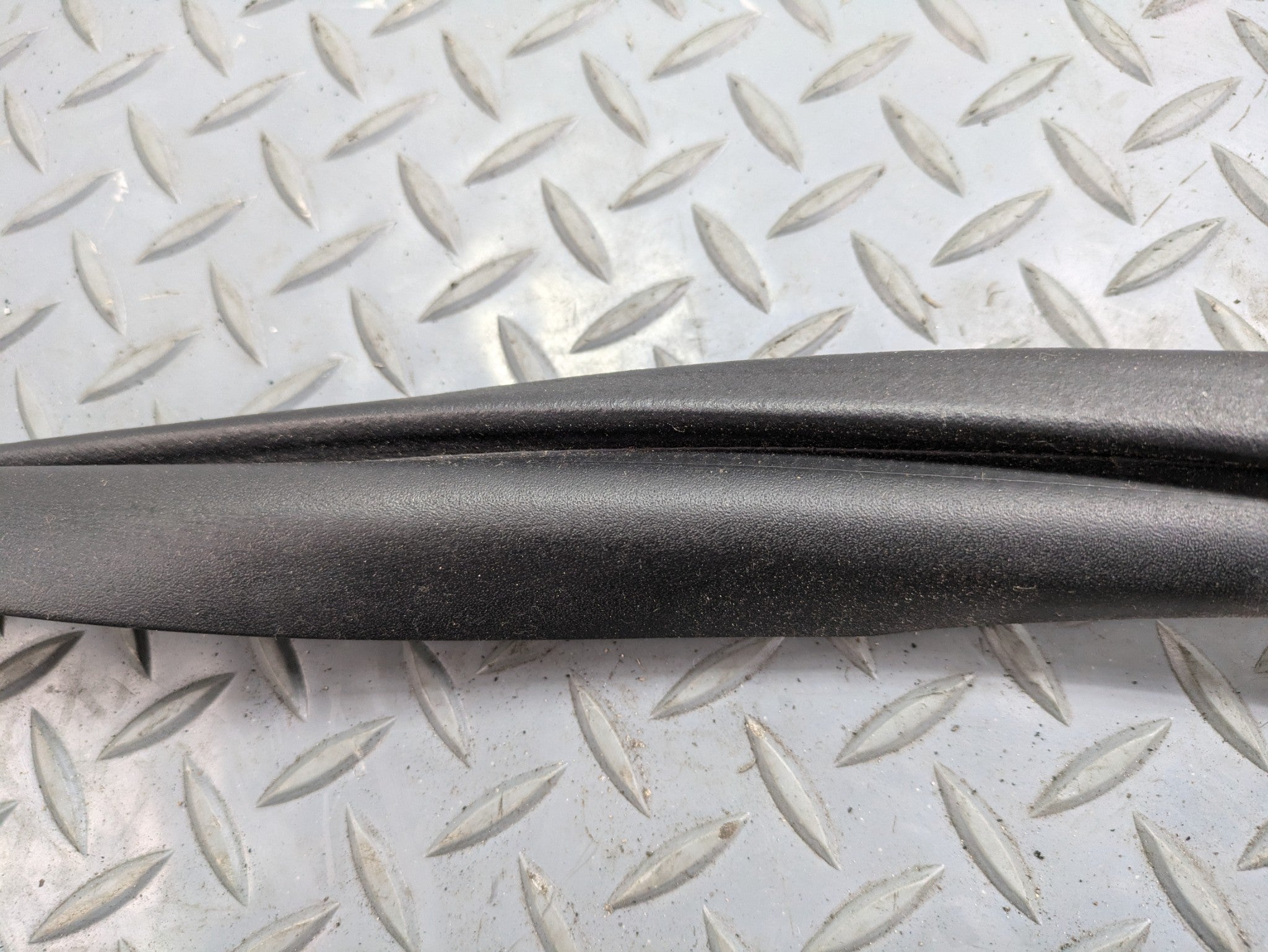 2009 - 2012 OEM FORD FLEX FRONT LEFT DRIVER SIDE DOOR SEAL WEATHERSTRIP RUBBER
