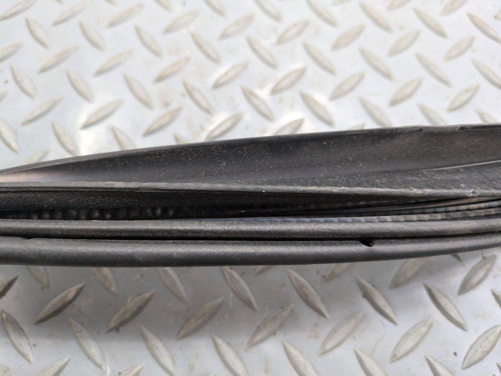 2009 - 2012 OEM FORD FLEX FRONT LEFT DRIVER SIDE DOOR SEAL WEATHERSTRIP RUBBER