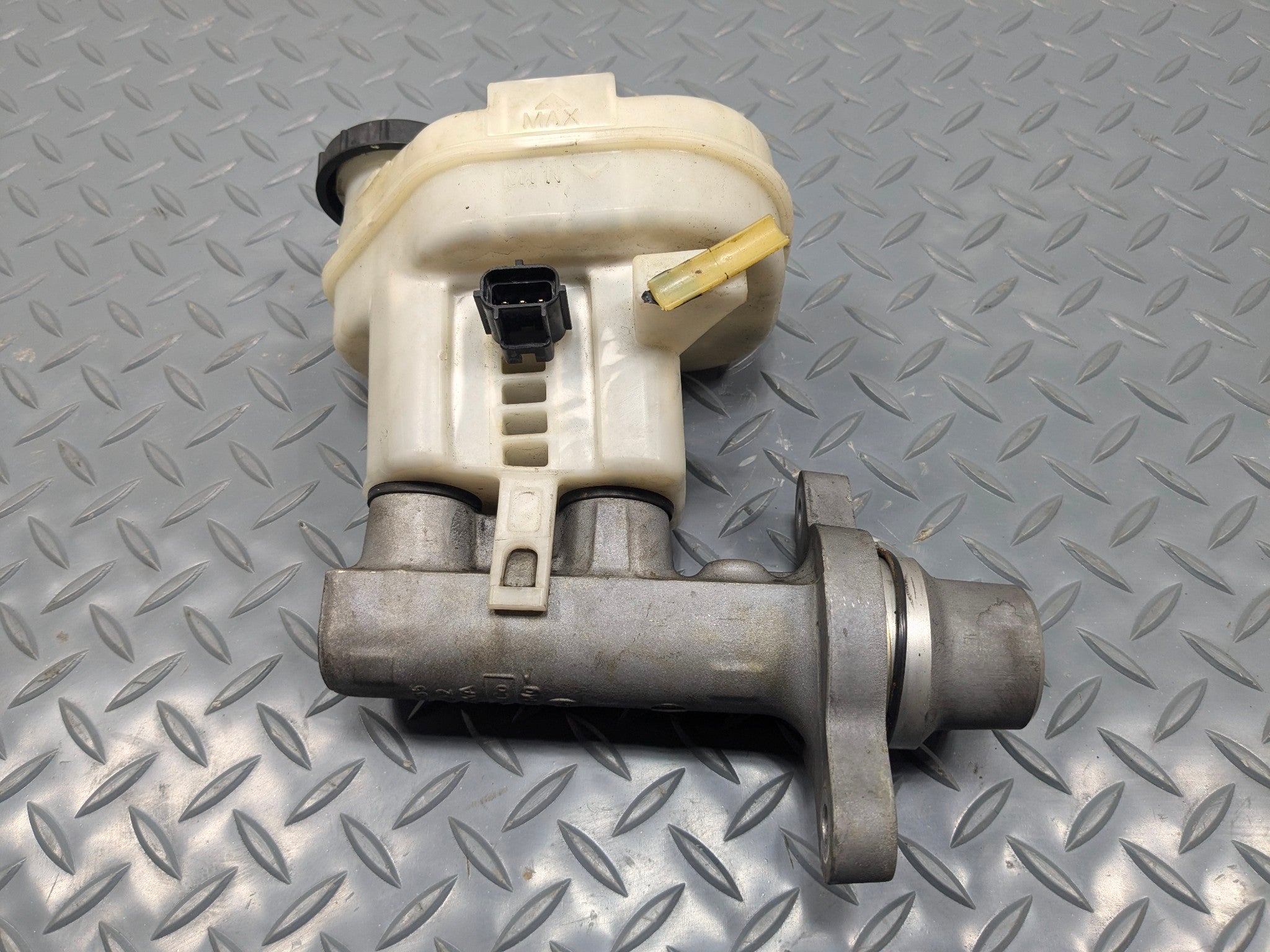 2009 - 2012 OEM FORD FLEX BRAKE MASTER CYLINDER WITH RESERVOIR ASSEMBLY