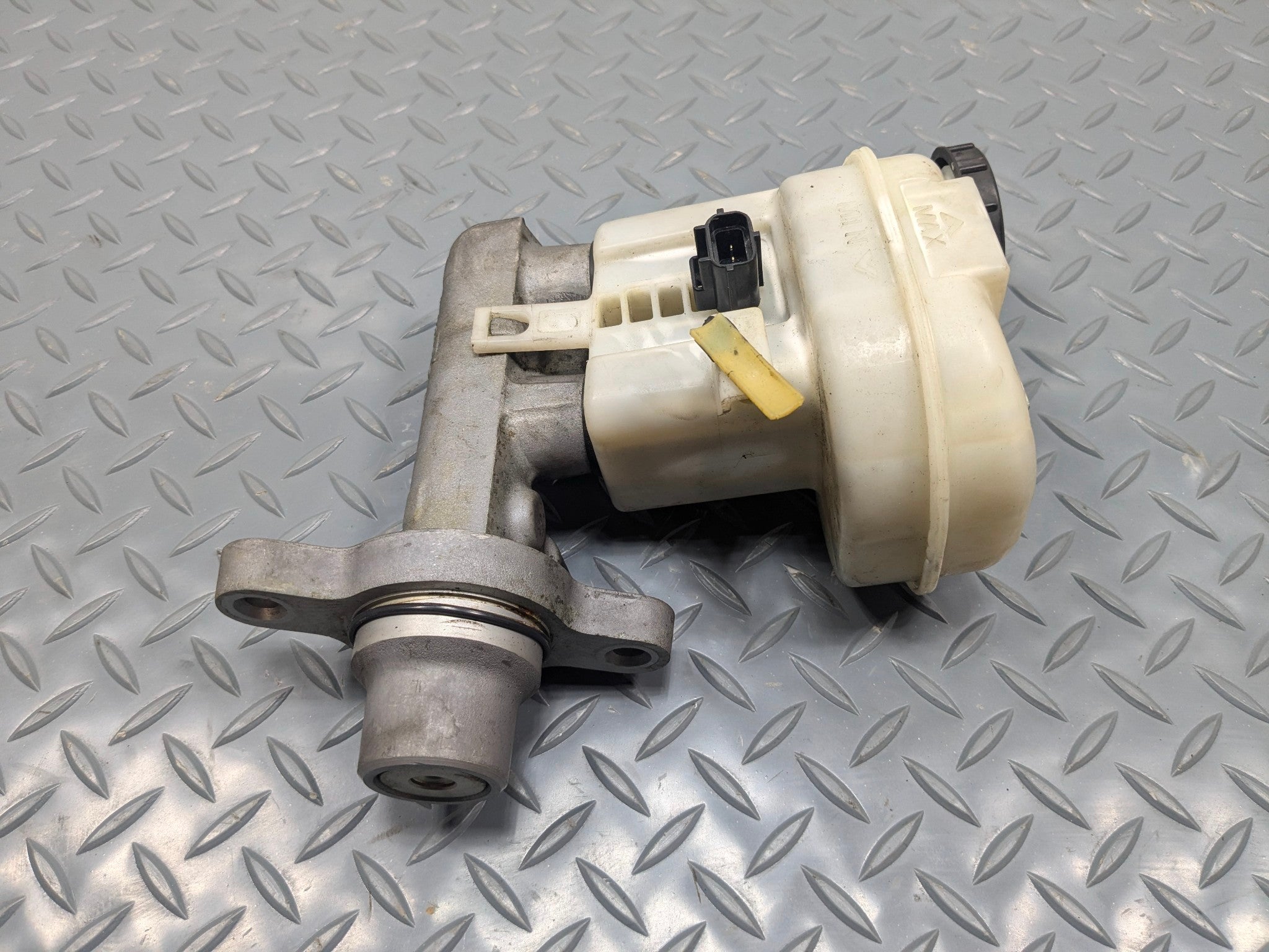 2009 - 2012 OEM FORD FLEX BRAKE MASTER CYLINDER WITH RESERVOIR ASSEMBLY