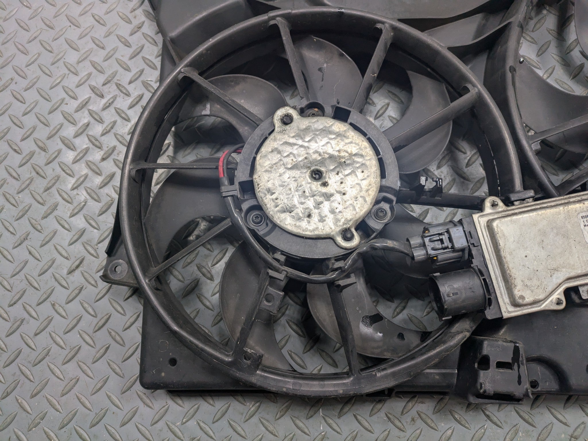 2009 - 2012 OEM FORD FLEX DUAL ELECTRIC COOLING RADIATOR FAN AND MOTOR ASSEMBLY