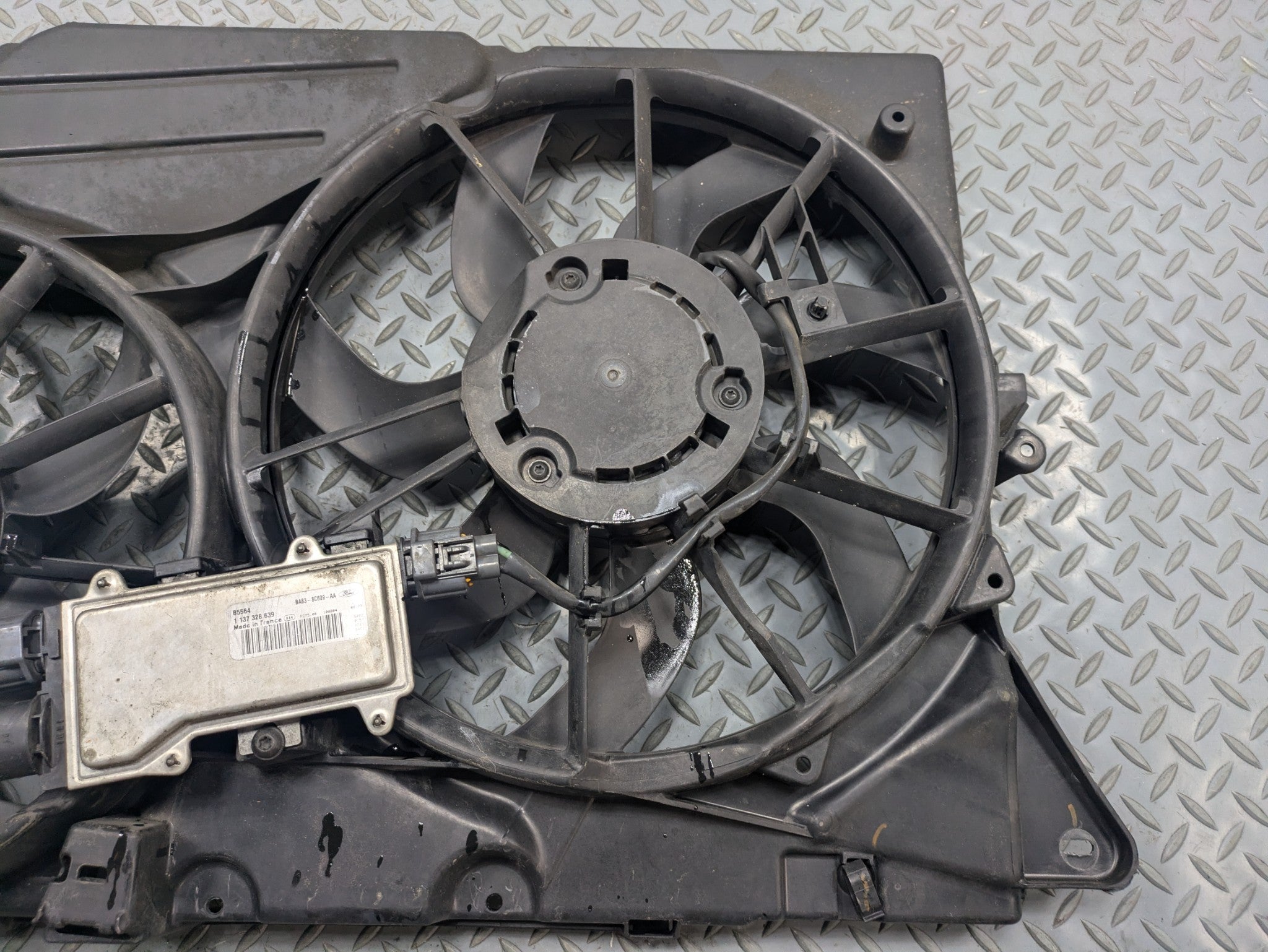 2009 - 2012 OEM FORD FLEX DUAL ELECTRIC COOLING RADIATOR FAN AND MOTOR ASSEMBLY