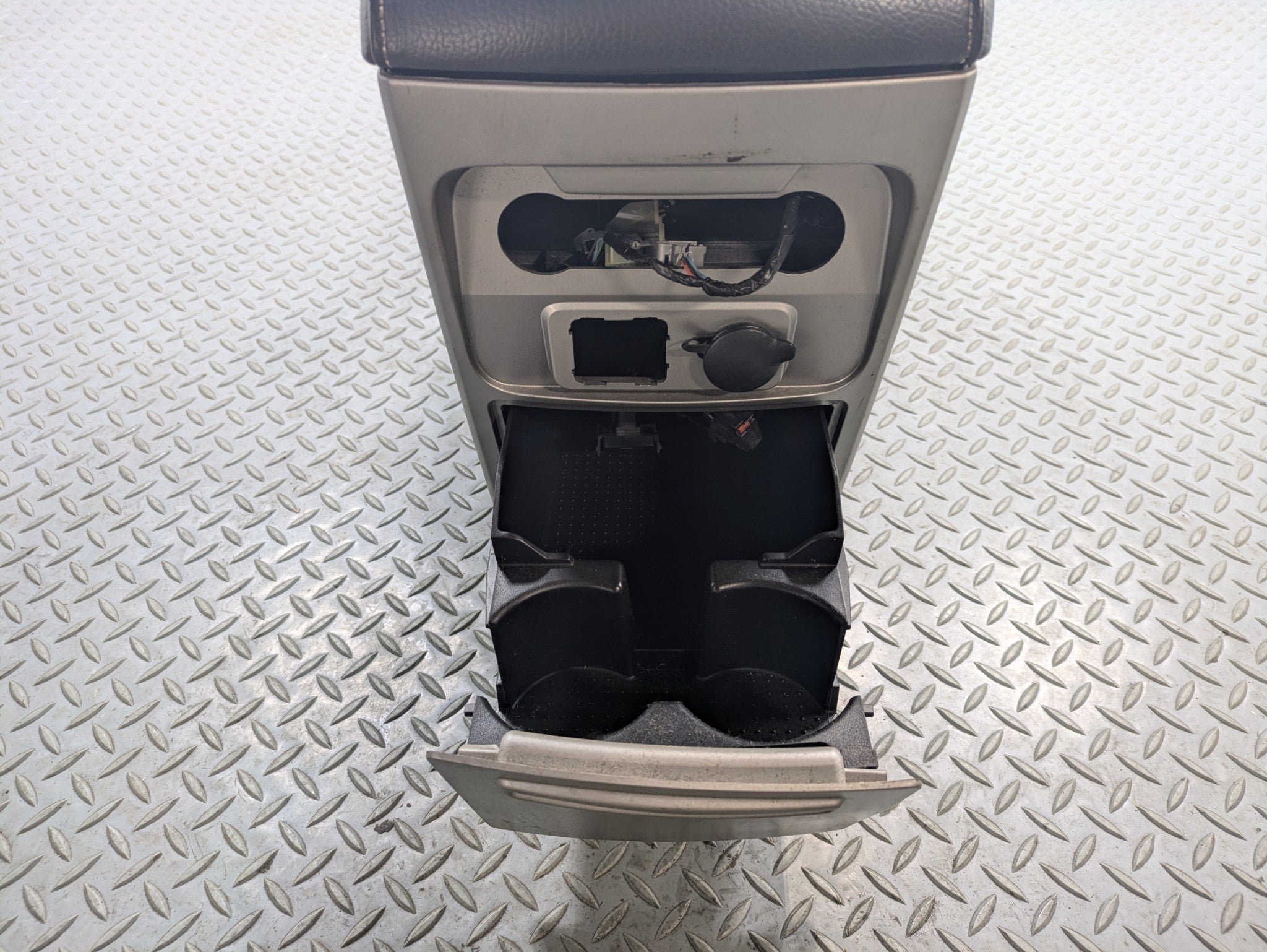 2009 - 2012 OEM FORD FLEX FRONT CENTER CONSOLE FLOOR ARMREST STORAGE COMPARTMENT