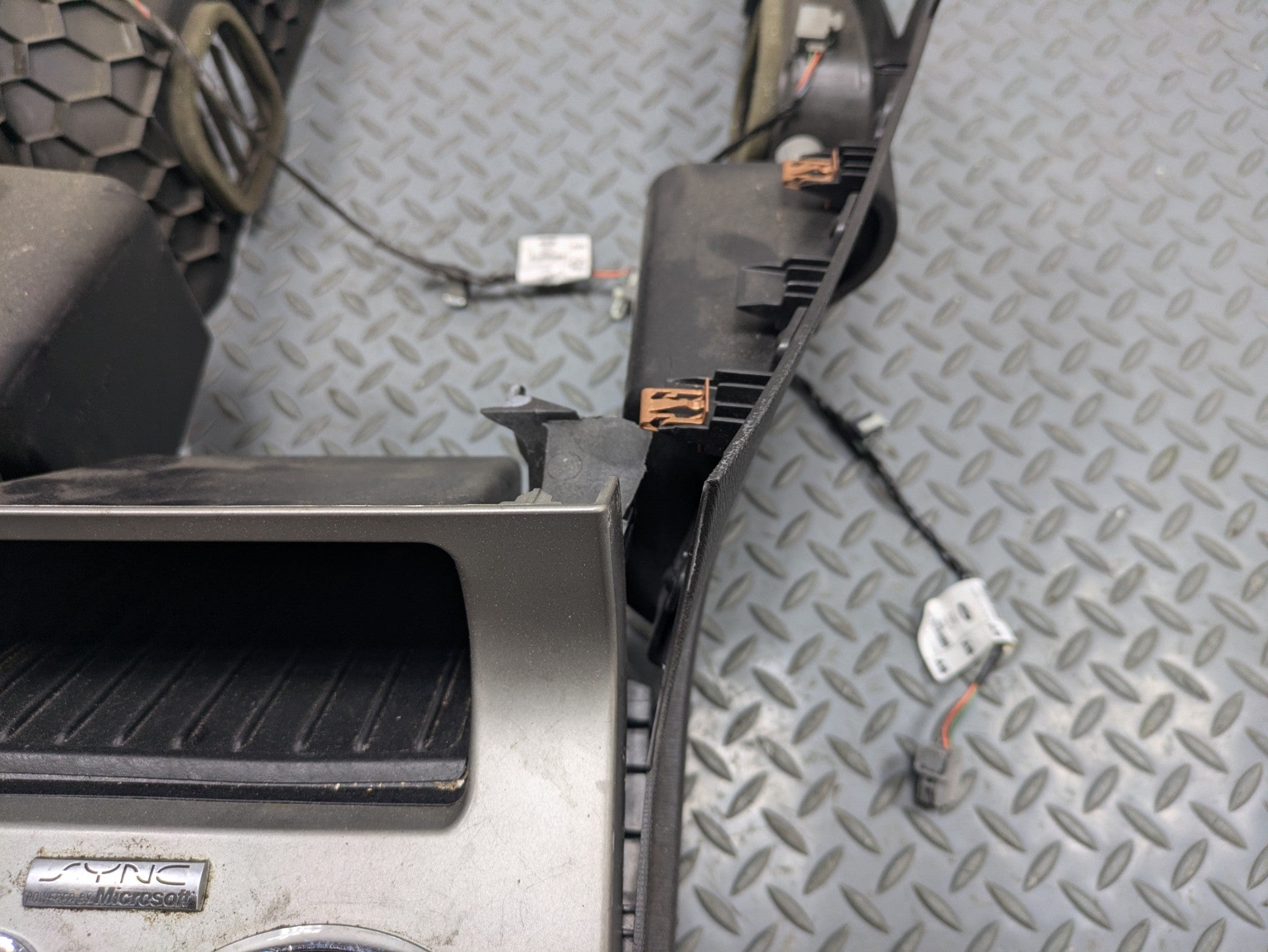 2009 - 2012 OEM FORD FLEX FRONT CENTER CONSOLE FLOOR ARMREST STORAGE COMPARTMENT