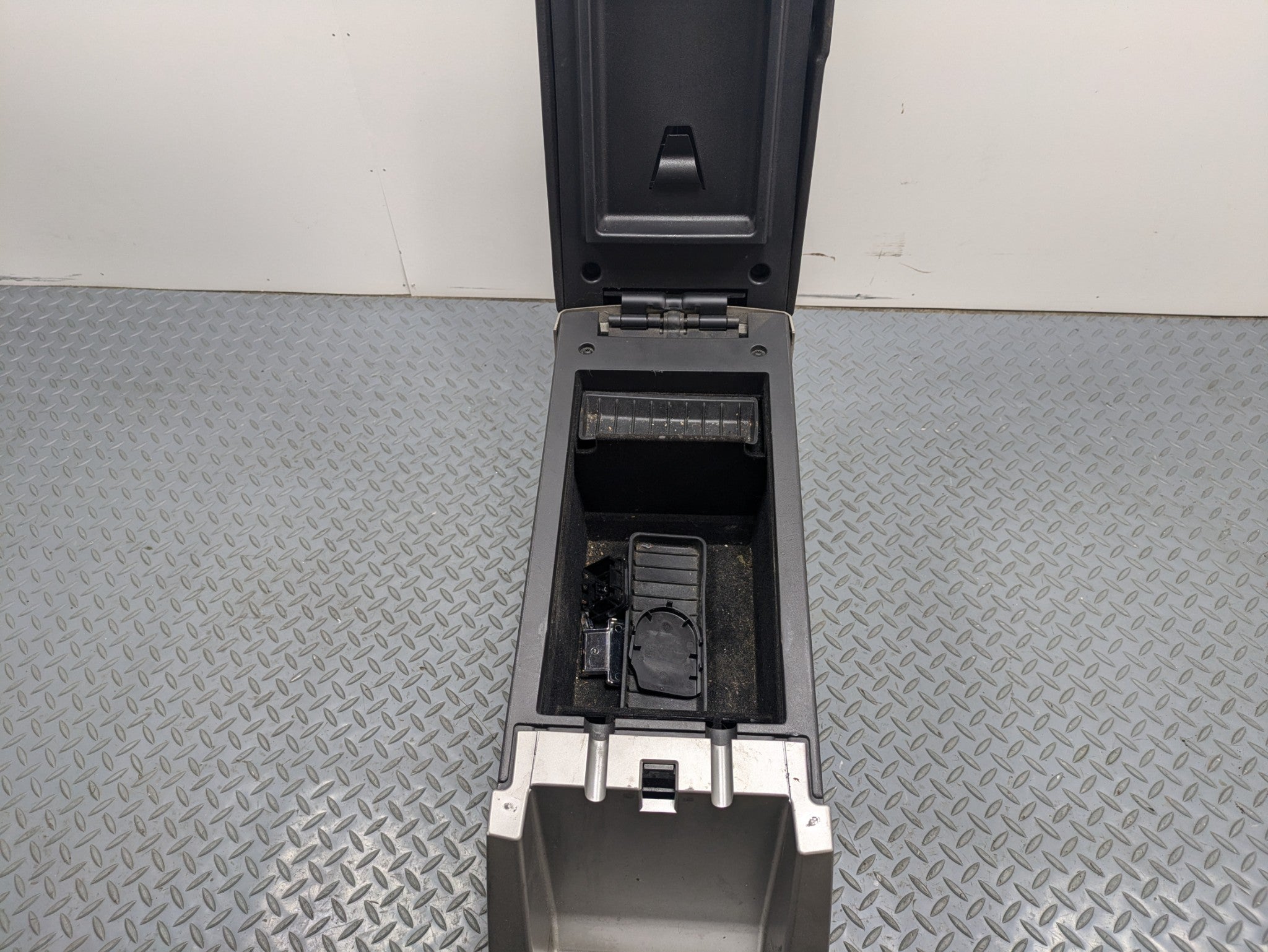 2009 - 2012 OEM FORD FLEX FRONT CENTER CONSOLE FLOOR ARMREST STORAGE COMPARTMENT