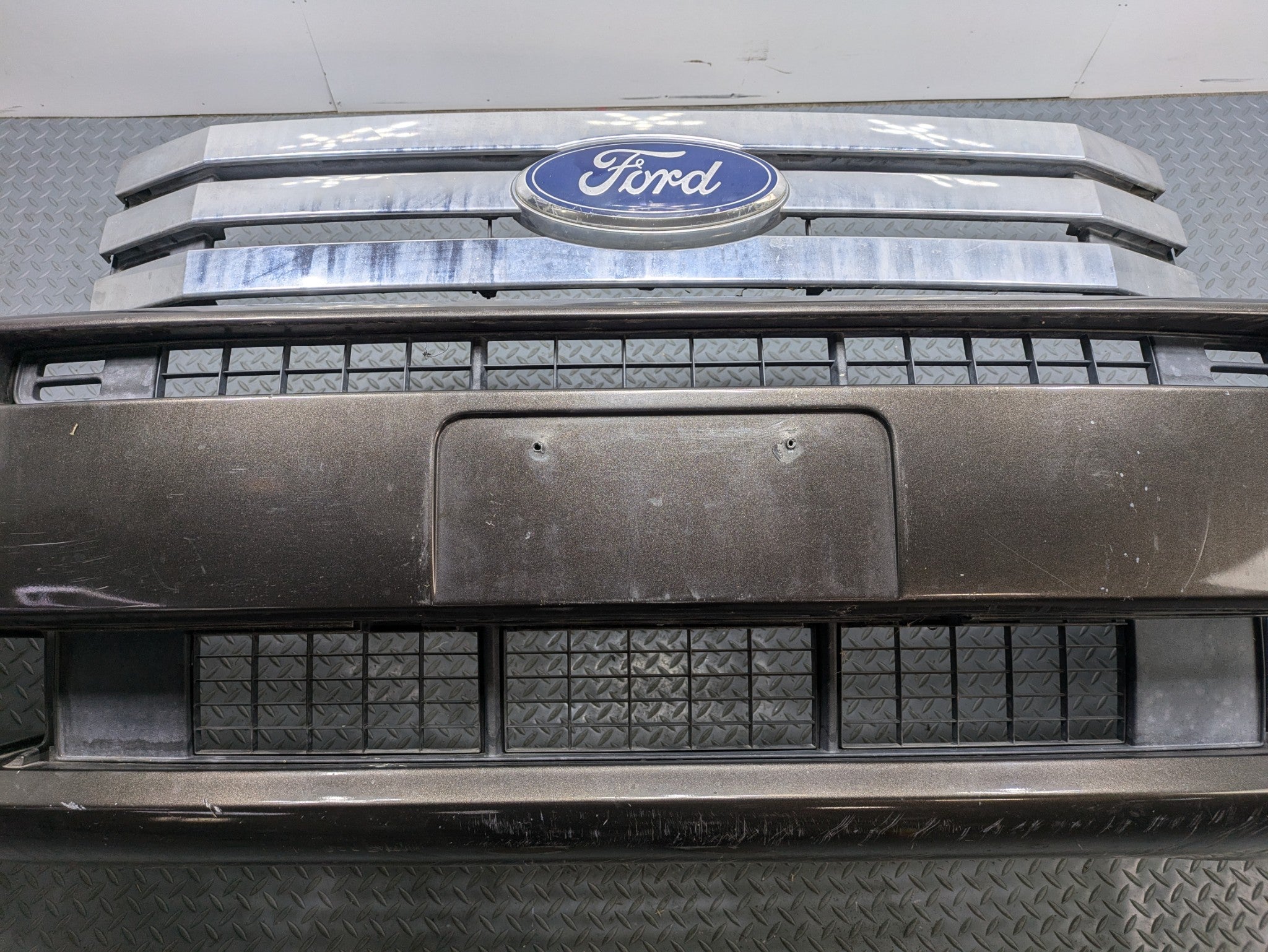 2009 - 2012 OEM FORD FLEX FRONT BUMPER COVER PANEL WITH GRILLE ASSEMBLY
