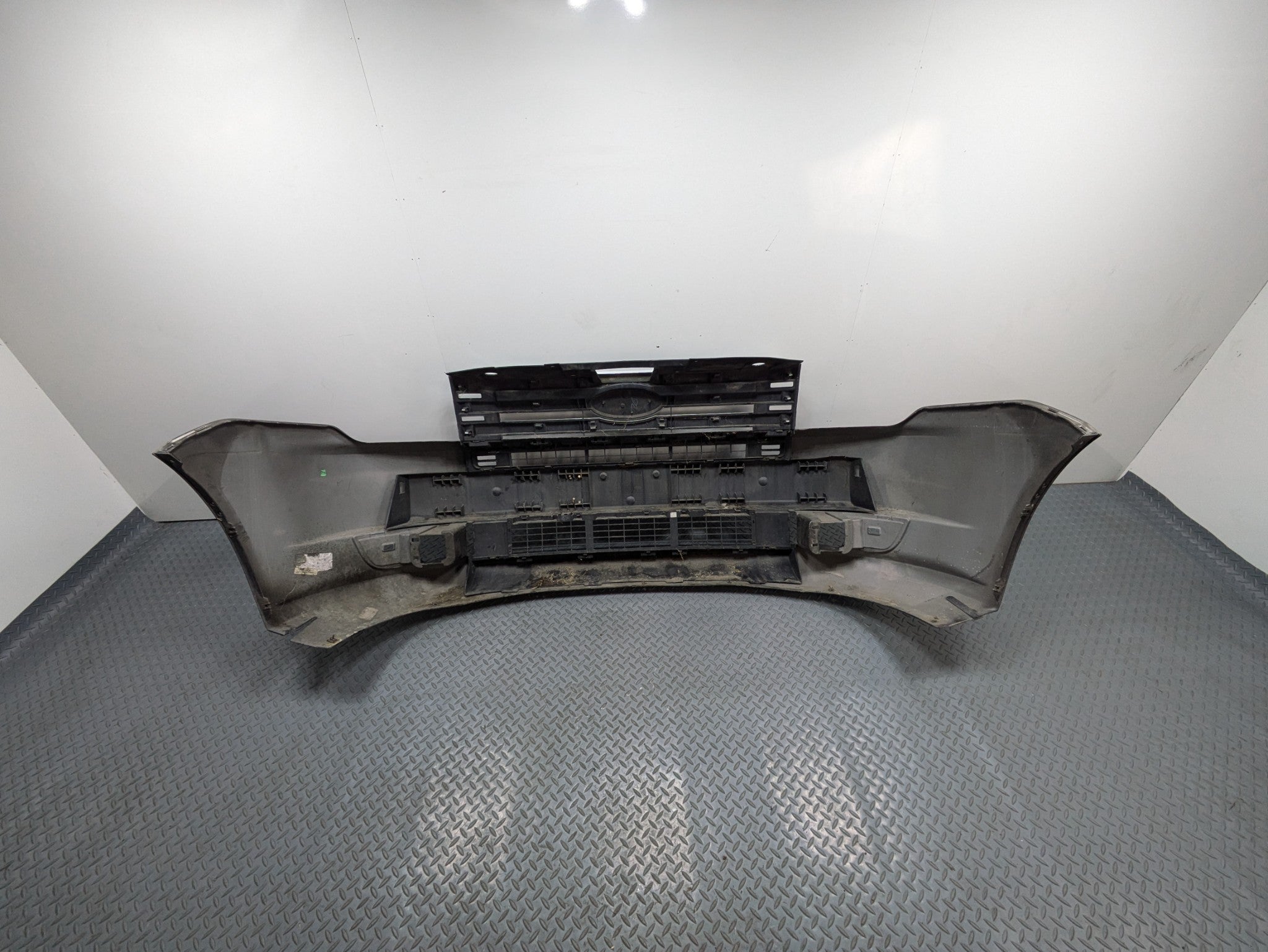 2009 - 2012 OEM FORD FLEX FRONT BUMPER COVER PANEL WITH GRILLE ASSEMBLY