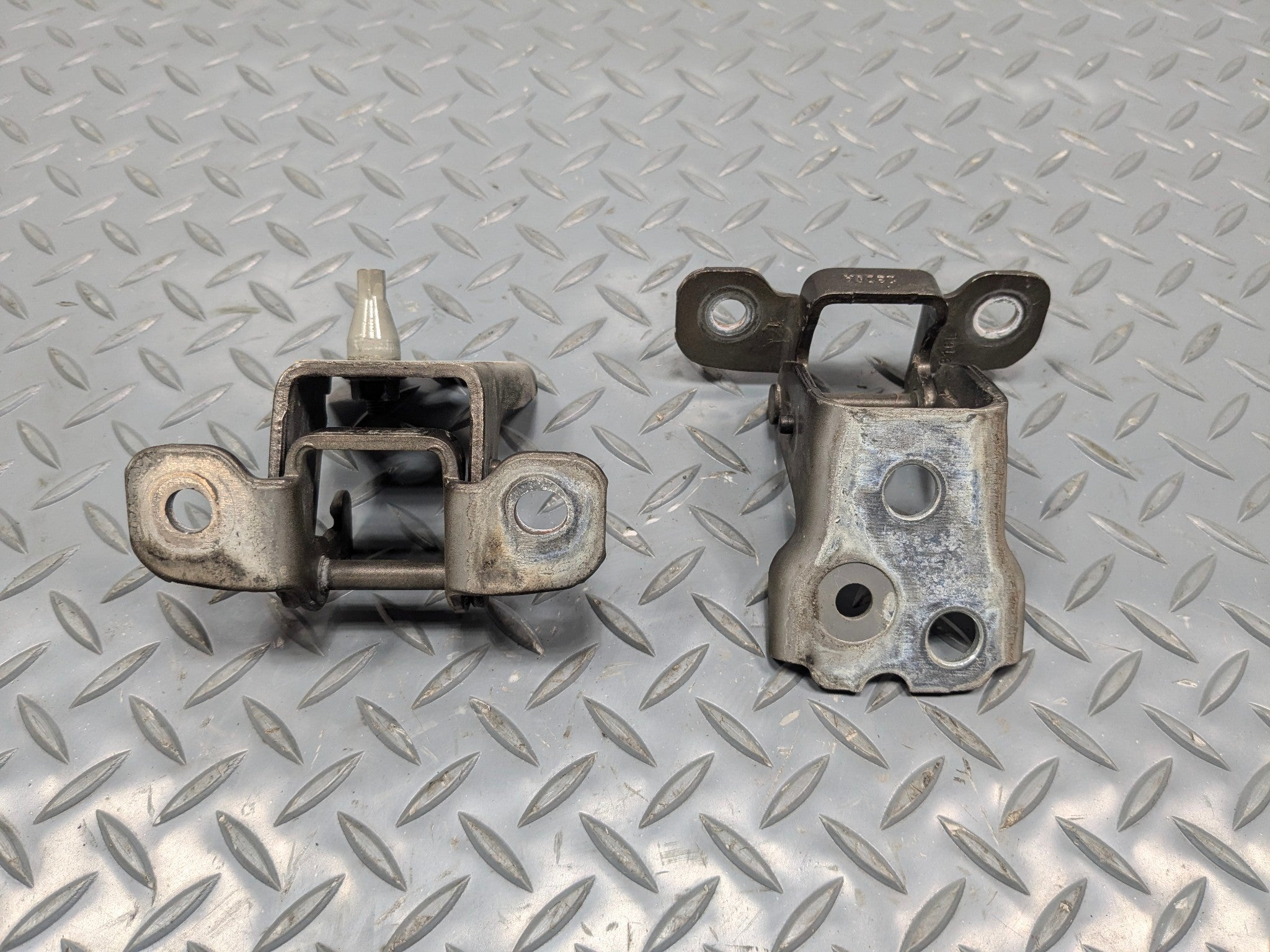2009 - 2012 OEM FORD FLEX FRONT LEFT DRIVER SIDE DOOR HINGE SET UPPER AND LOWER
