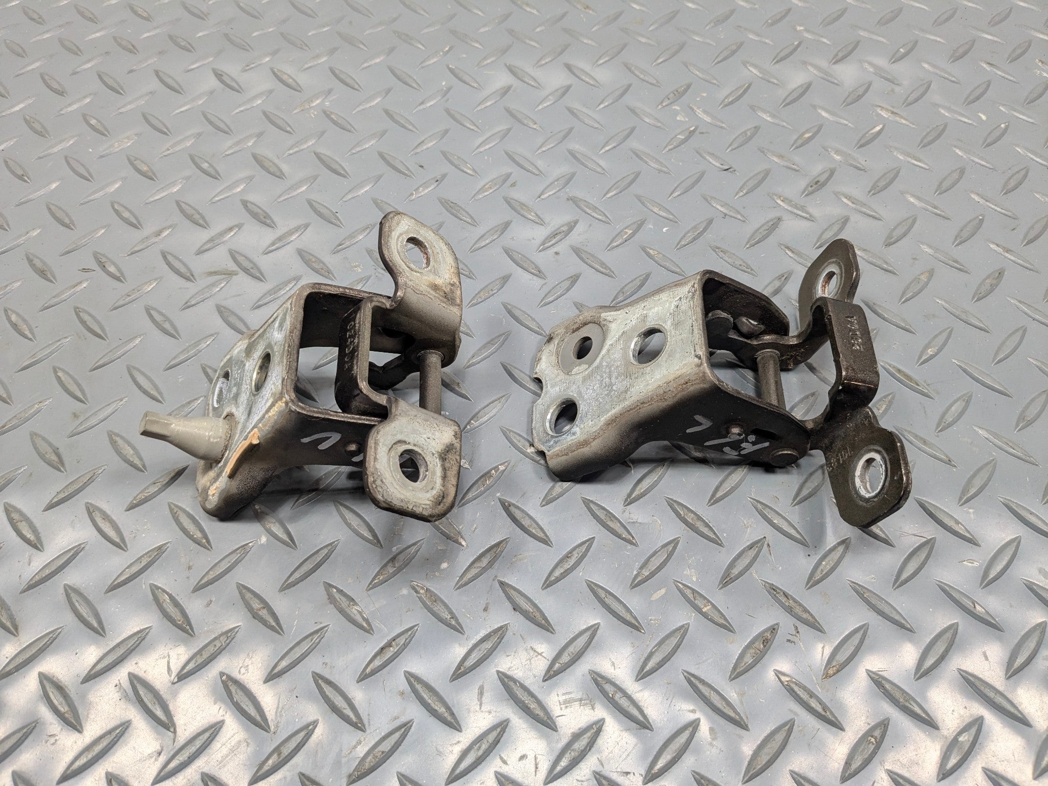 2009 - 2012 OEM FORD FLEX FRONT LEFT DRIVER SIDE DOOR HINGE SET UPPER AND LOWER