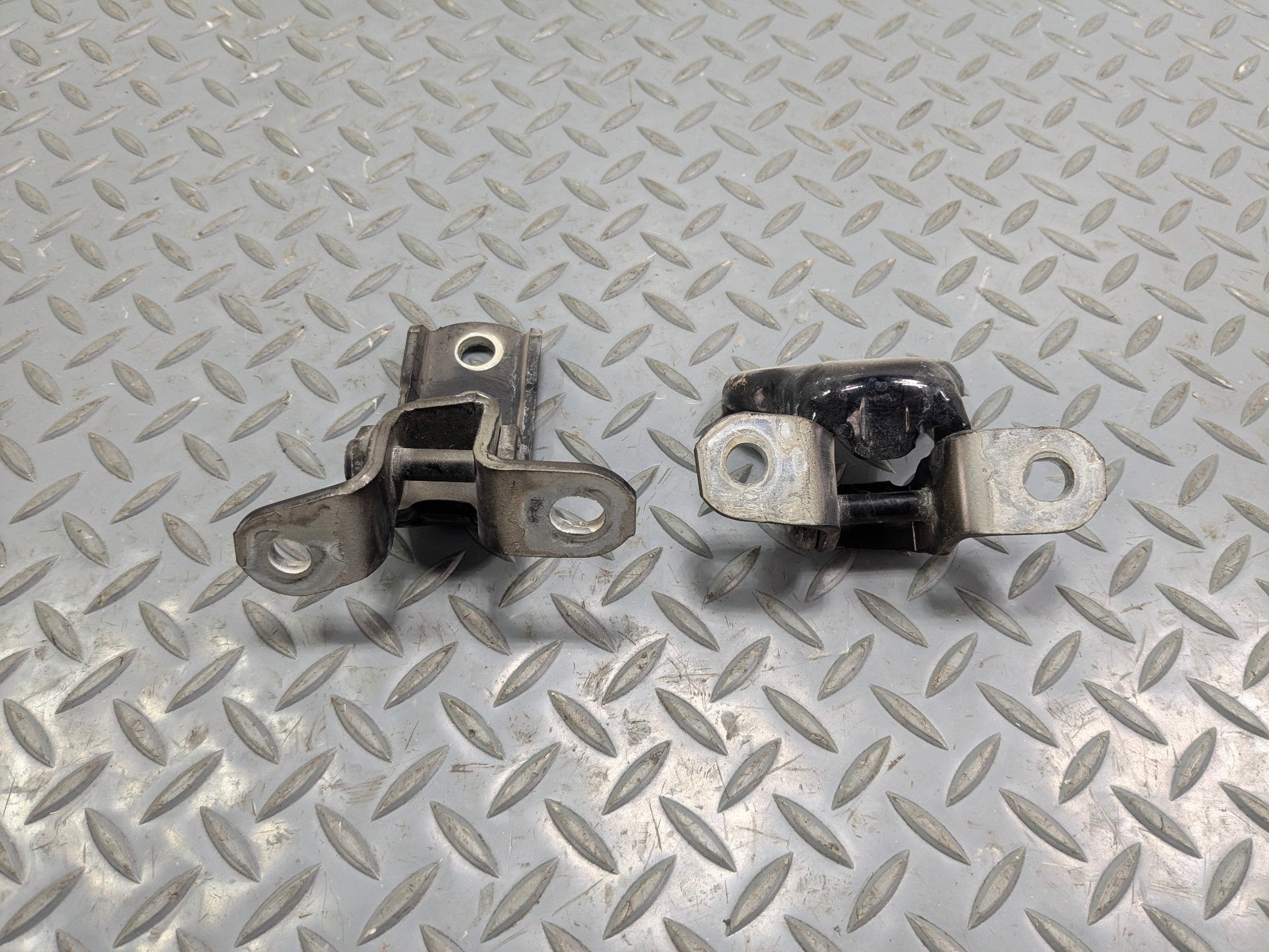 06 - 08 OEM LEXUS IS250 FRONT RIGHT PASSENGER DOOR HINGE UPPER AND LOWER SET