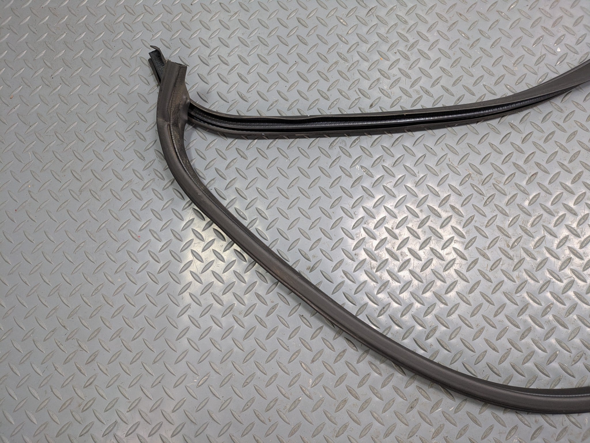 06 - 10 OEM FORD EXPLORER FRONT RIGHT PASSENGER SIDE WEATHER STRIPPING RUBBER