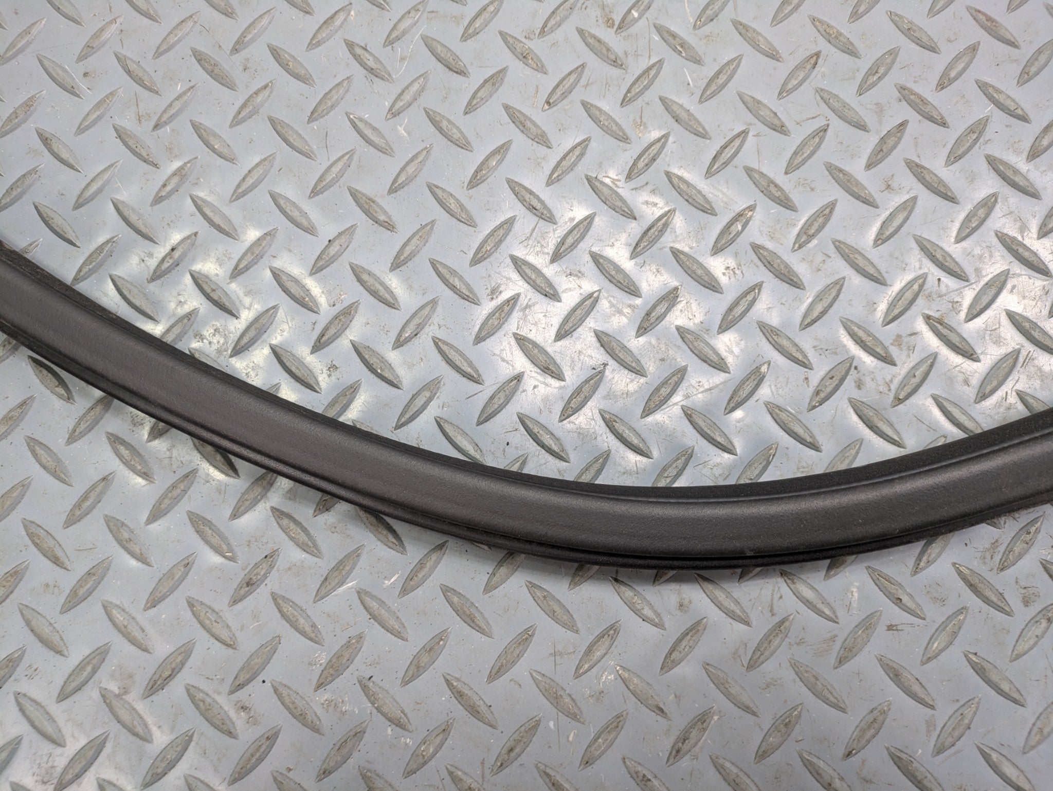 06 - 10 OEM FORD EXPLORER FRONT RIGHT PASSENGER SIDE WEATHER STRIPPING RUBBER