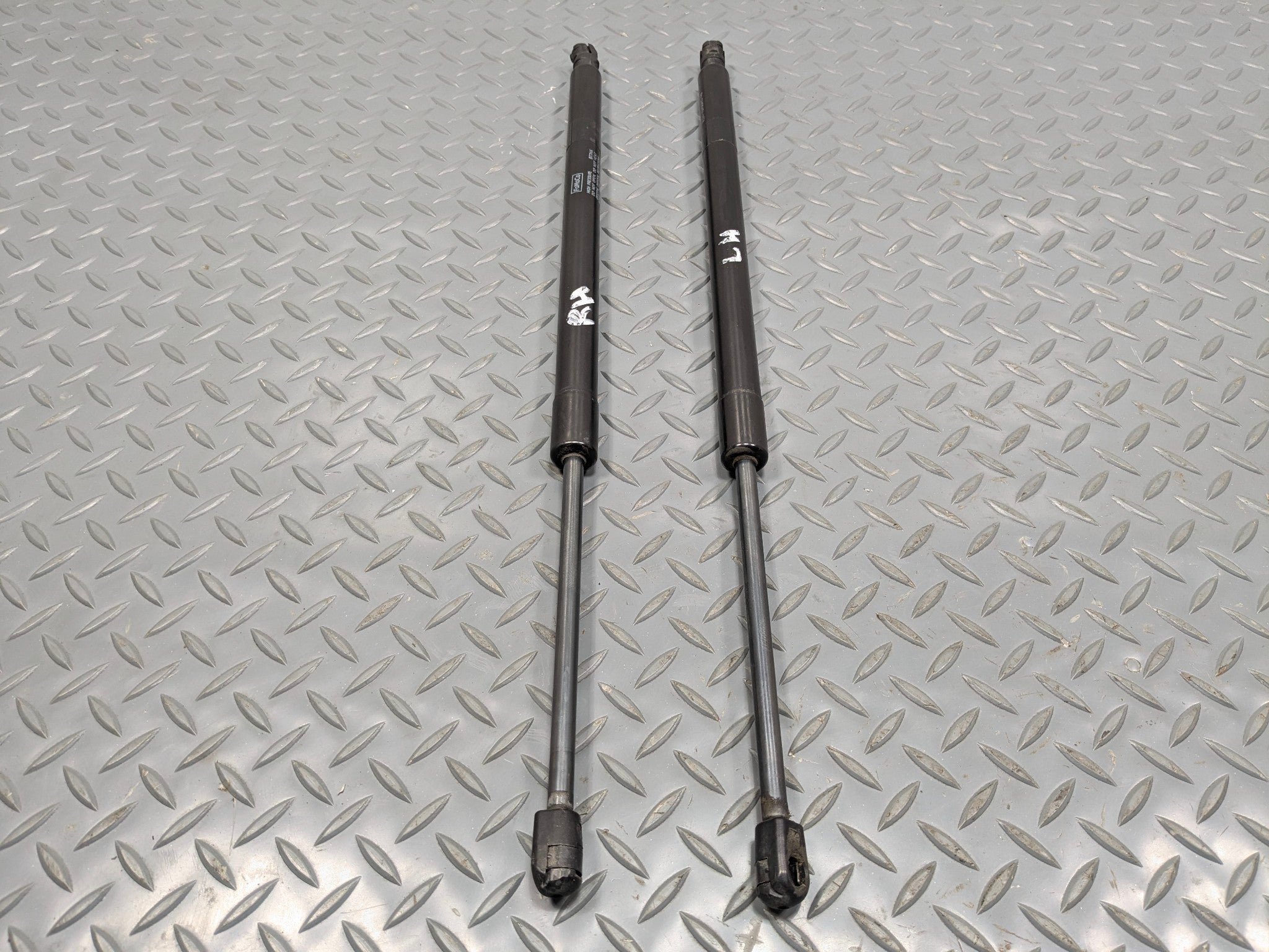 06-10 OEM FORD EXPLORER REAR LEFT AND RIGHT SIDE TRUNK HATCH LIFT SUPPORT STRUT