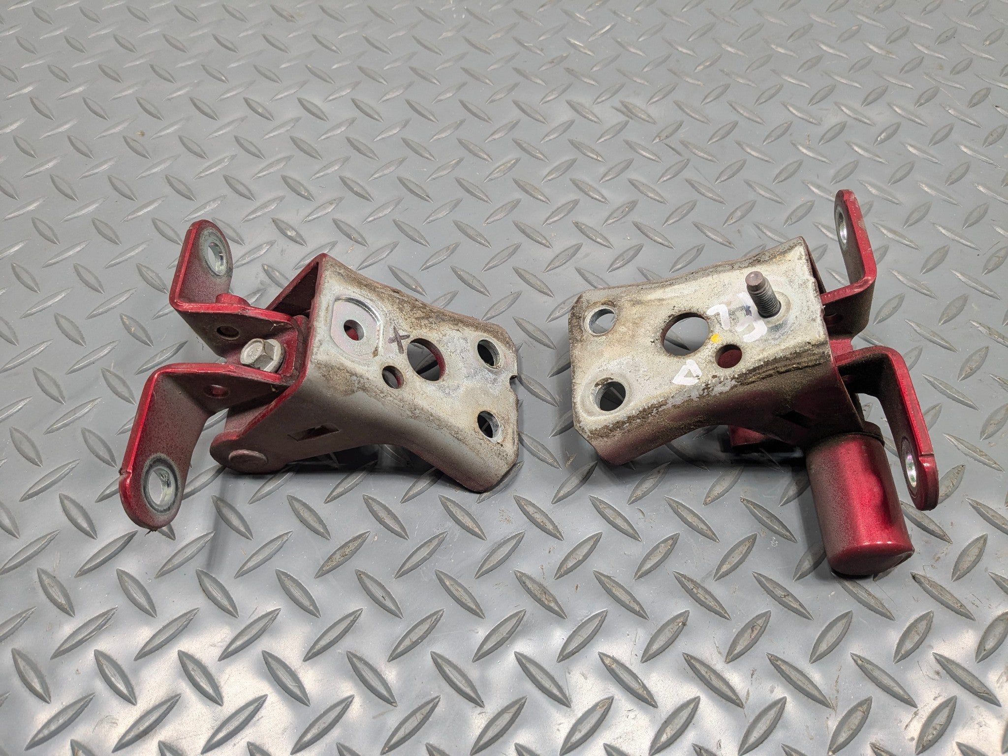 06 - 10 OEM FORD EXPLORER FRONT LEFT DRIVER SIDE UPPER AND LOWER DOOR HINGE SET