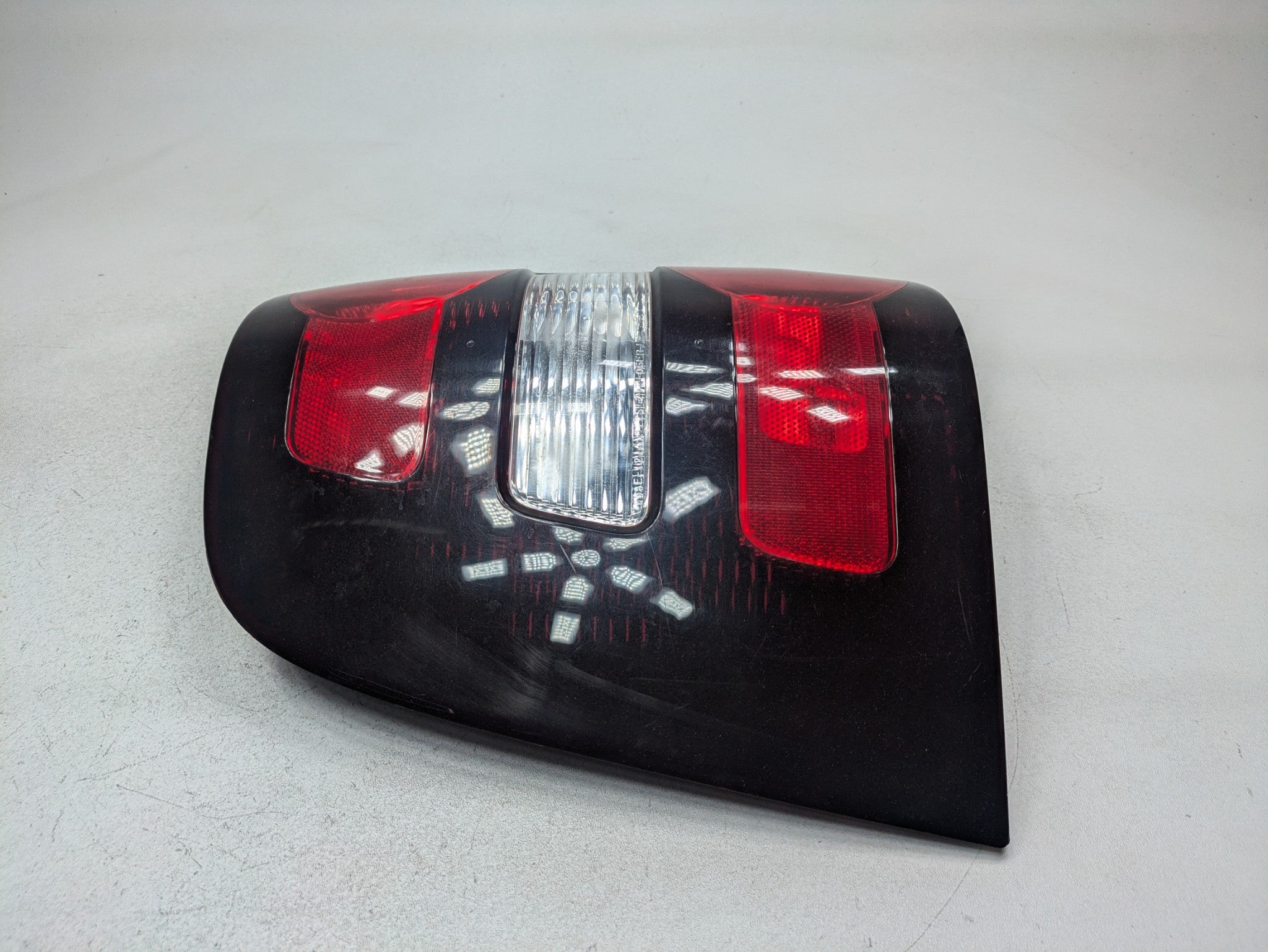 2006 - 2010 OEM FORD EXPLORER REAR LEFT DRIVER SIDE OUTER TAIL LIGHT ASSEMBLY