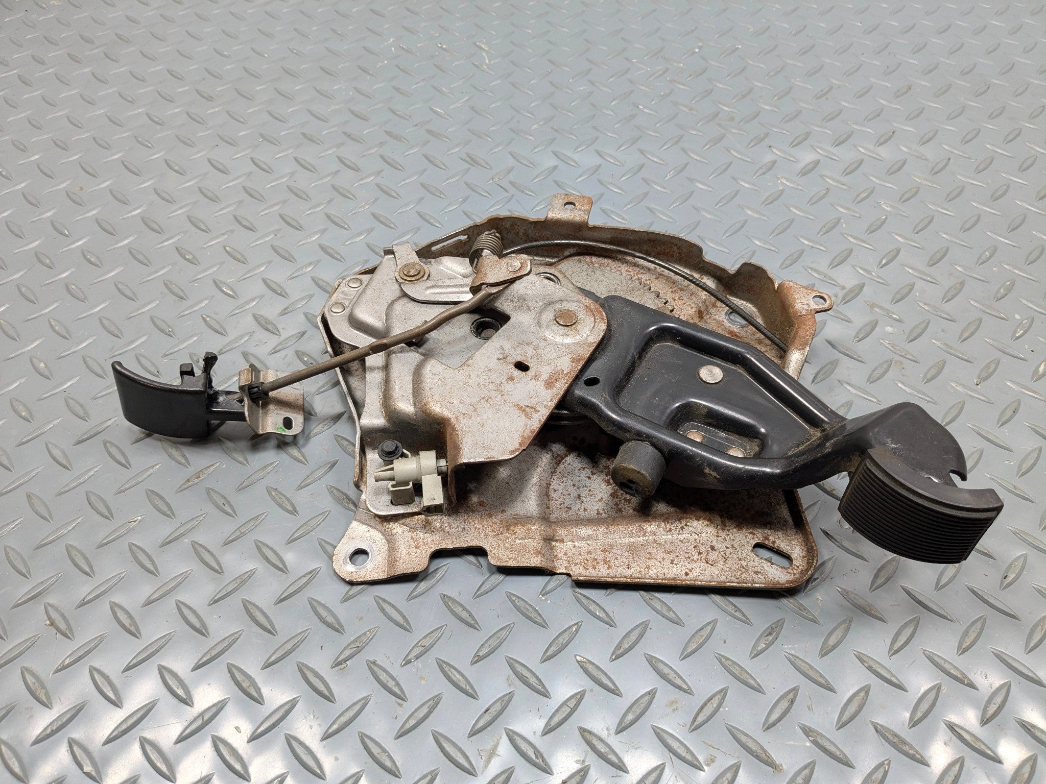 06 - 10 OEM FORD EXPLORER EMERGENCY PARKING BRAKE PEDAL WITH BRACKET ASSEMBLY