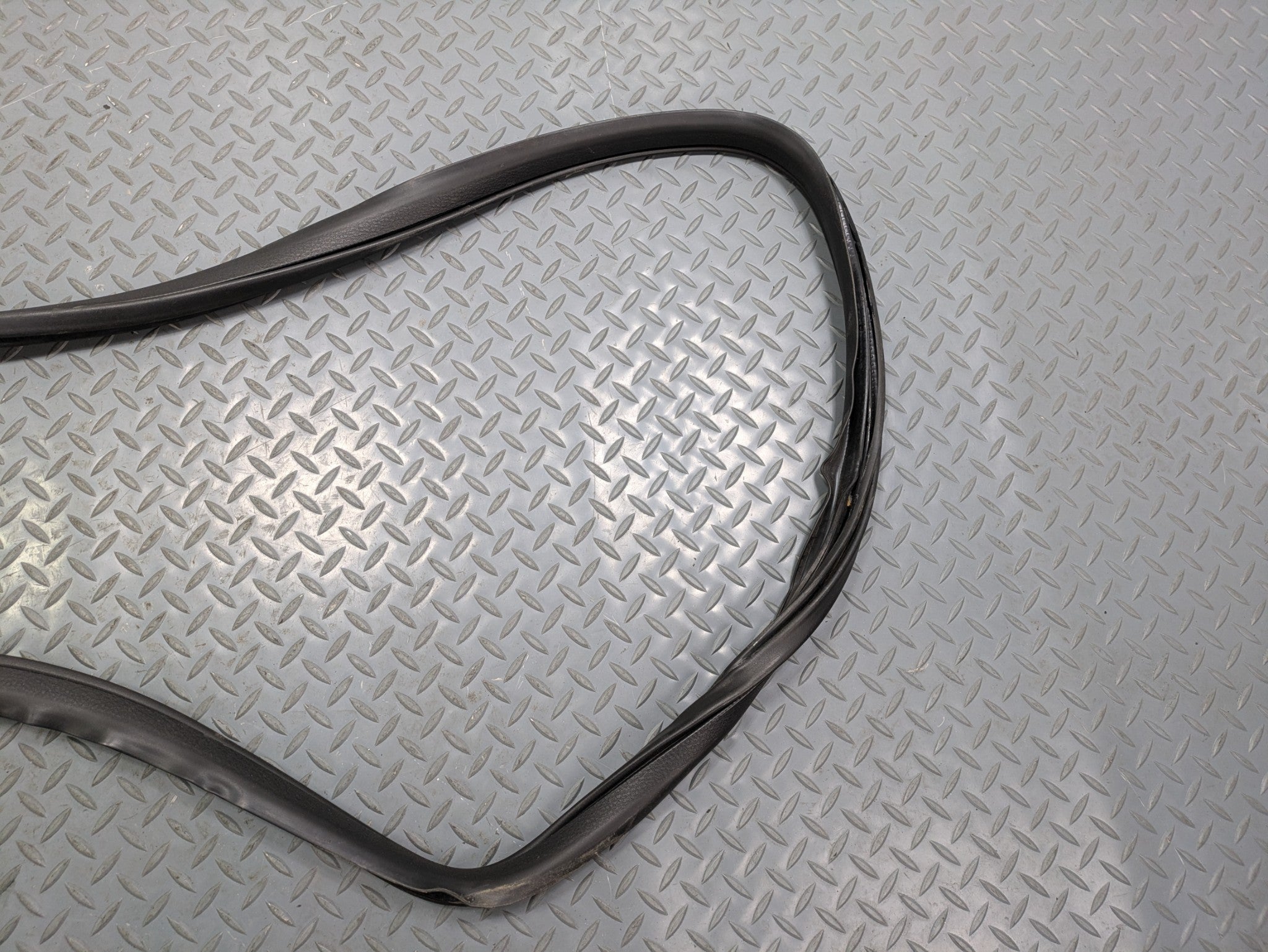 2006 - 2010 OEM FORD EXPLORER REAR LEFT DRIVER SIDE WEATHER STRIPPING RUBBER