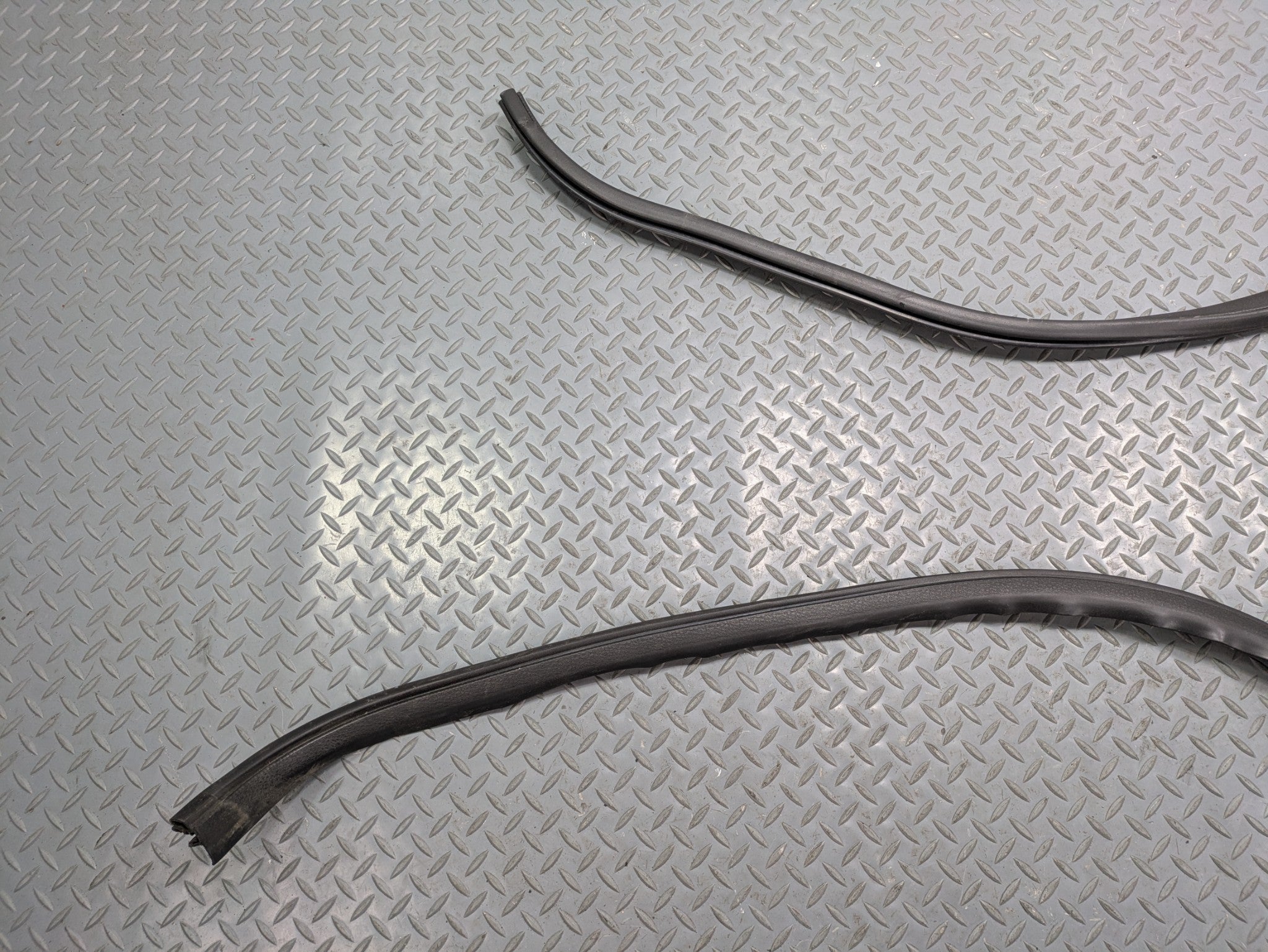 2006 - 2010 OEM FORD EXPLORER REAR LEFT DRIVER SIDE WEATHER STRIPPING RUBBER