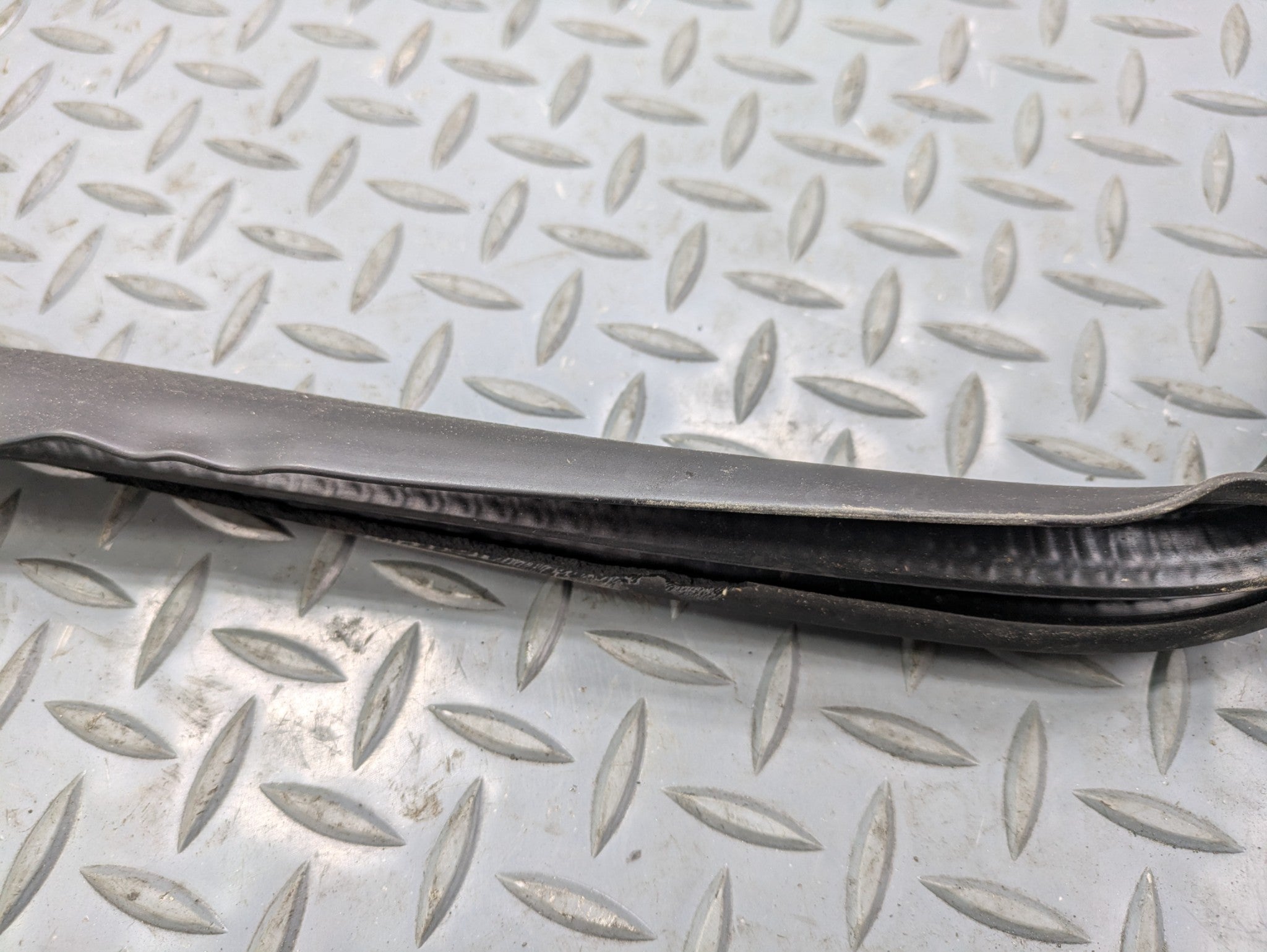 2006 - 2010 OEM FORD EXPLORER REAR LEFT DRIVER SIDE WEATHER STRIPPING RUBBER