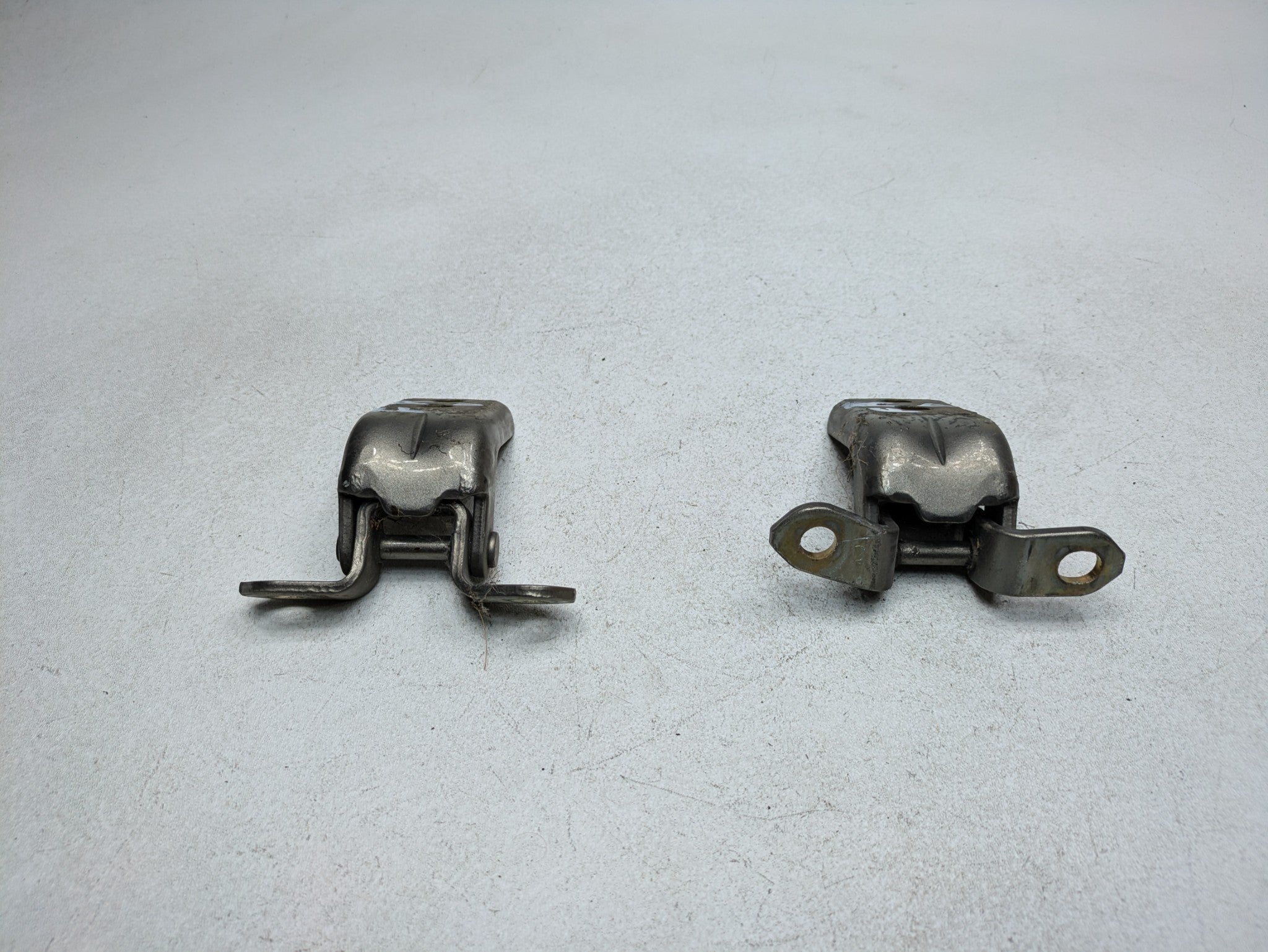 2004 - 2006 OEM NISSAN MAXIMA FRONT RIGHT SIDE UPPER AND LOWER DOOR HINGE SET