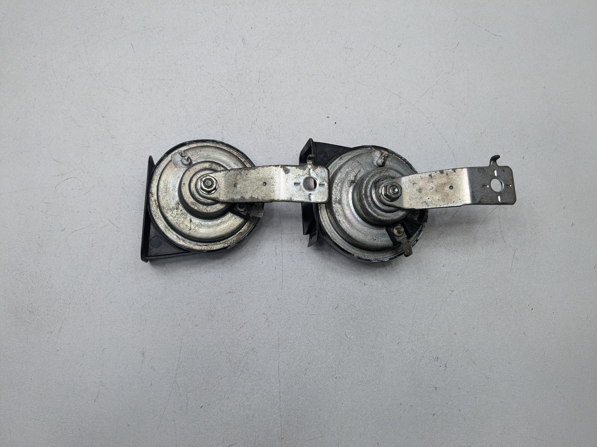 2004 - 2006 OEM NISSAN MAXIMA HIGH AND LOW TONE FREQUENCY PITCH SIGNAL HORN SET