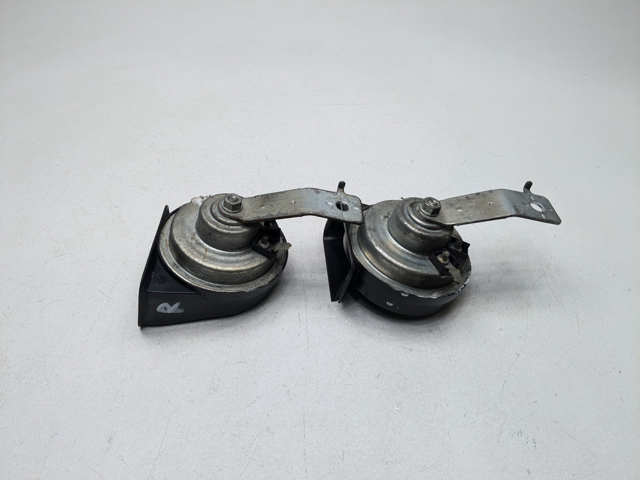 2004 - 2006 OEM NISSAN MAXIMA HIGH AND LOW TONE FREQUENCY PITCH SIGNAL HORN SET