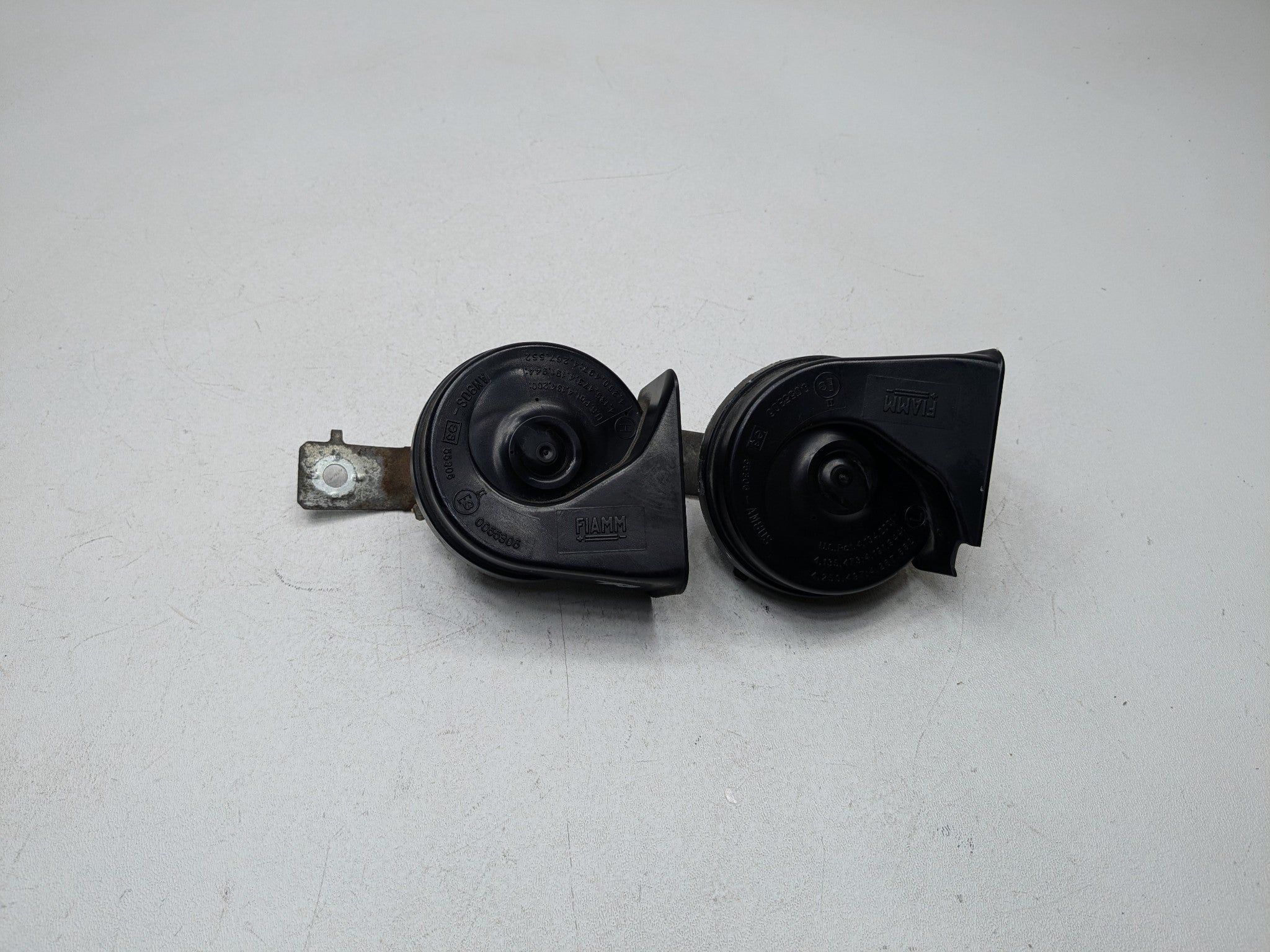 2004 - 2006 OEM NISSAN MAXIMA HIGH AND LOW TONE FREQUENCY PITCH SIGNAL HORN SET
