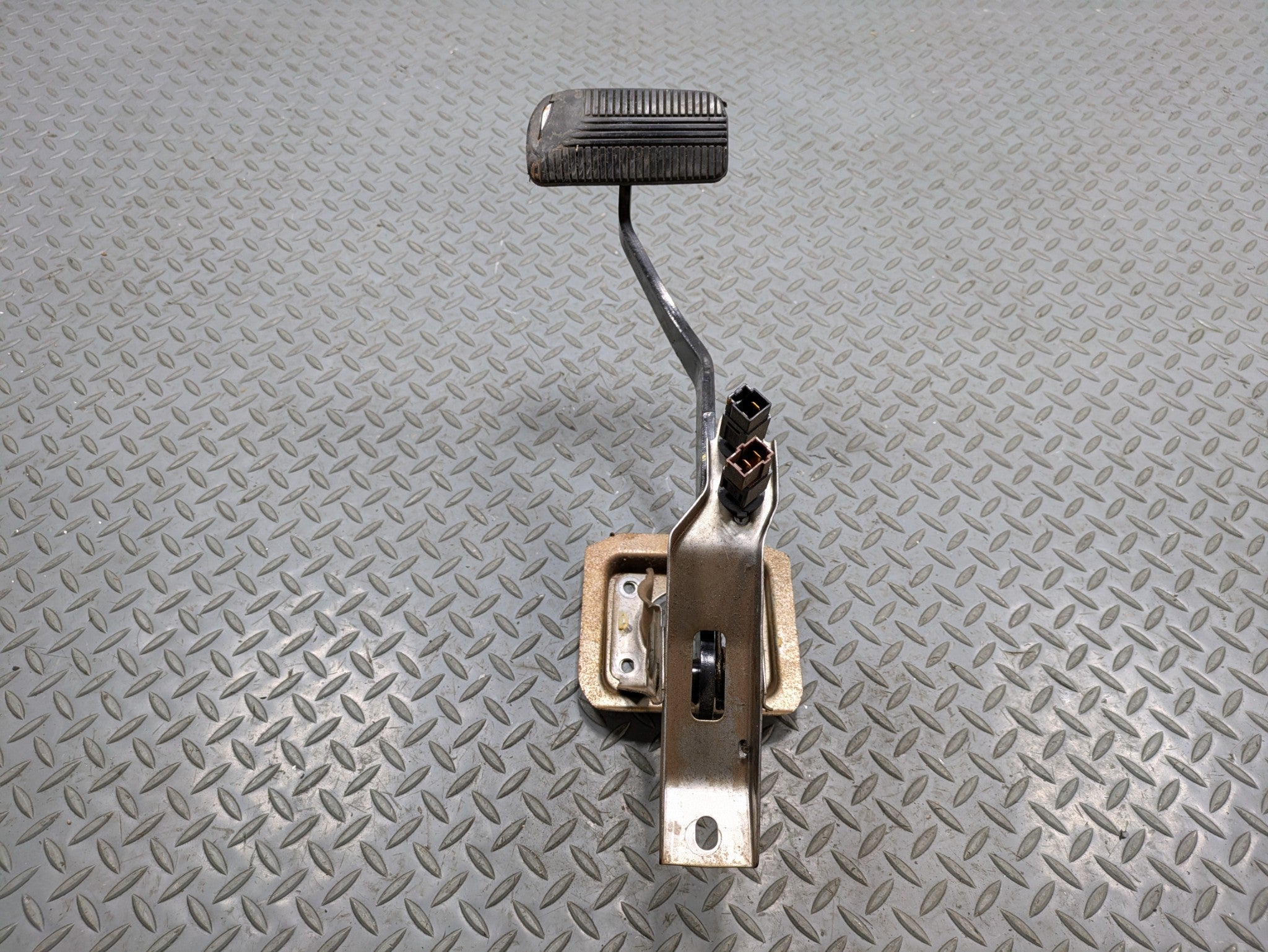 2004 - 2006 OEM NISSAN MAXIMA PARKING BRAKE FOOT STEP PAD PEDAL WITH BRACKET