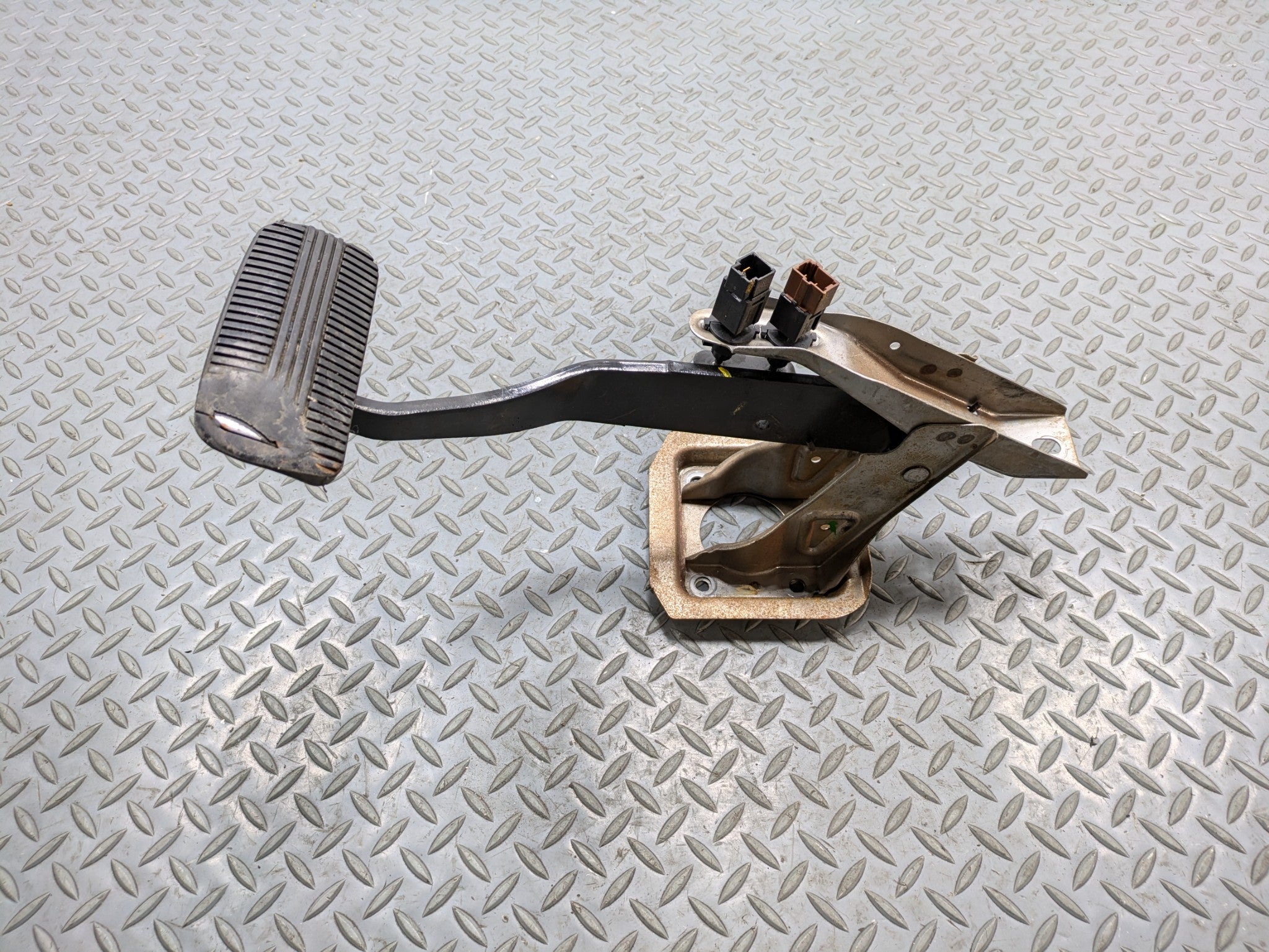 2004 - 2006 OEM NISSAN MAXIMA PARKING BRAKE FOOT STEP PAD PEDAL WITH BRACKET
