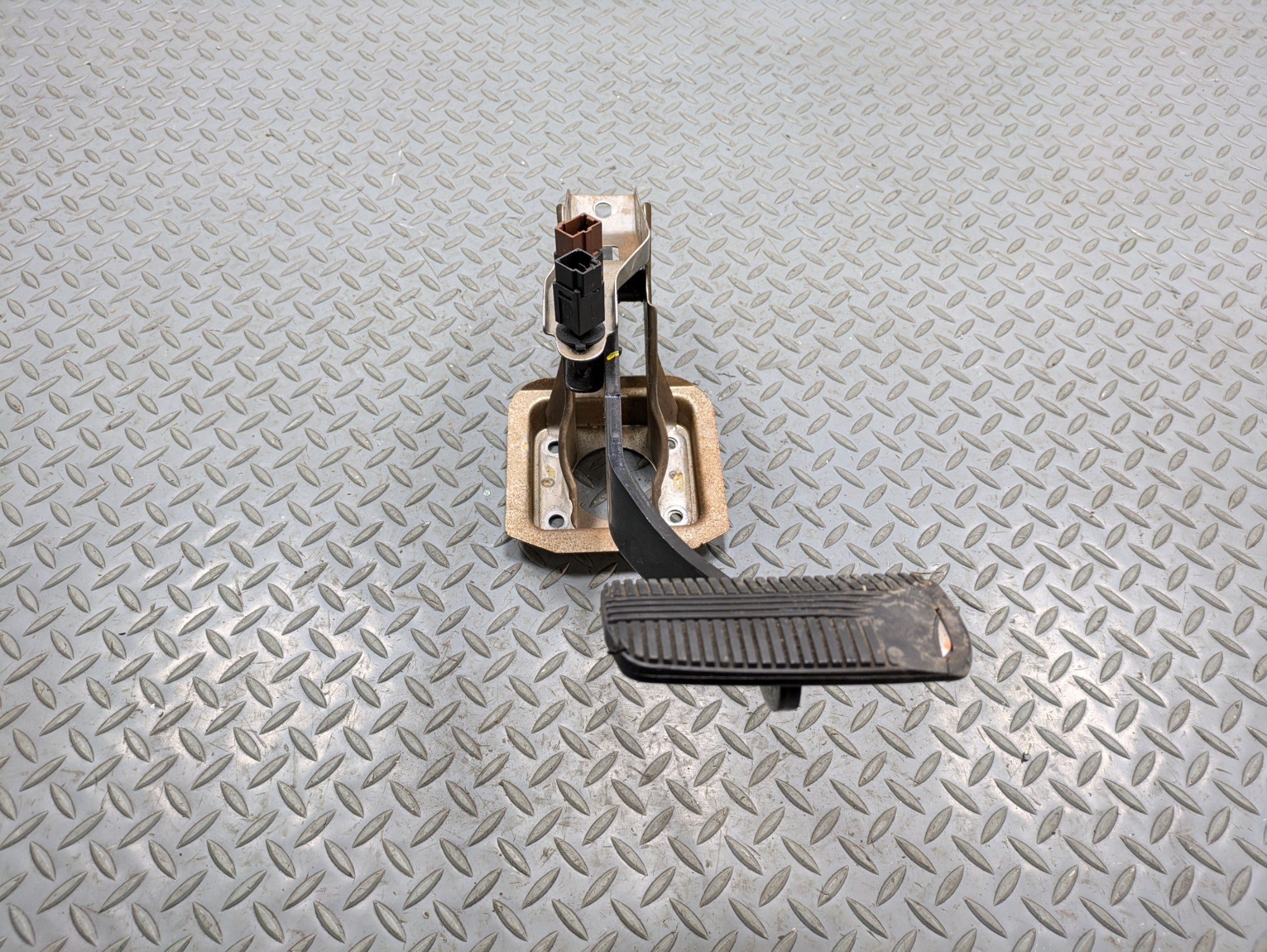 2004 - 2006 OEM NISSAN MAXIMA PARKING BRAKE FOOT STEP PAD PEDAL WITH BRACKET