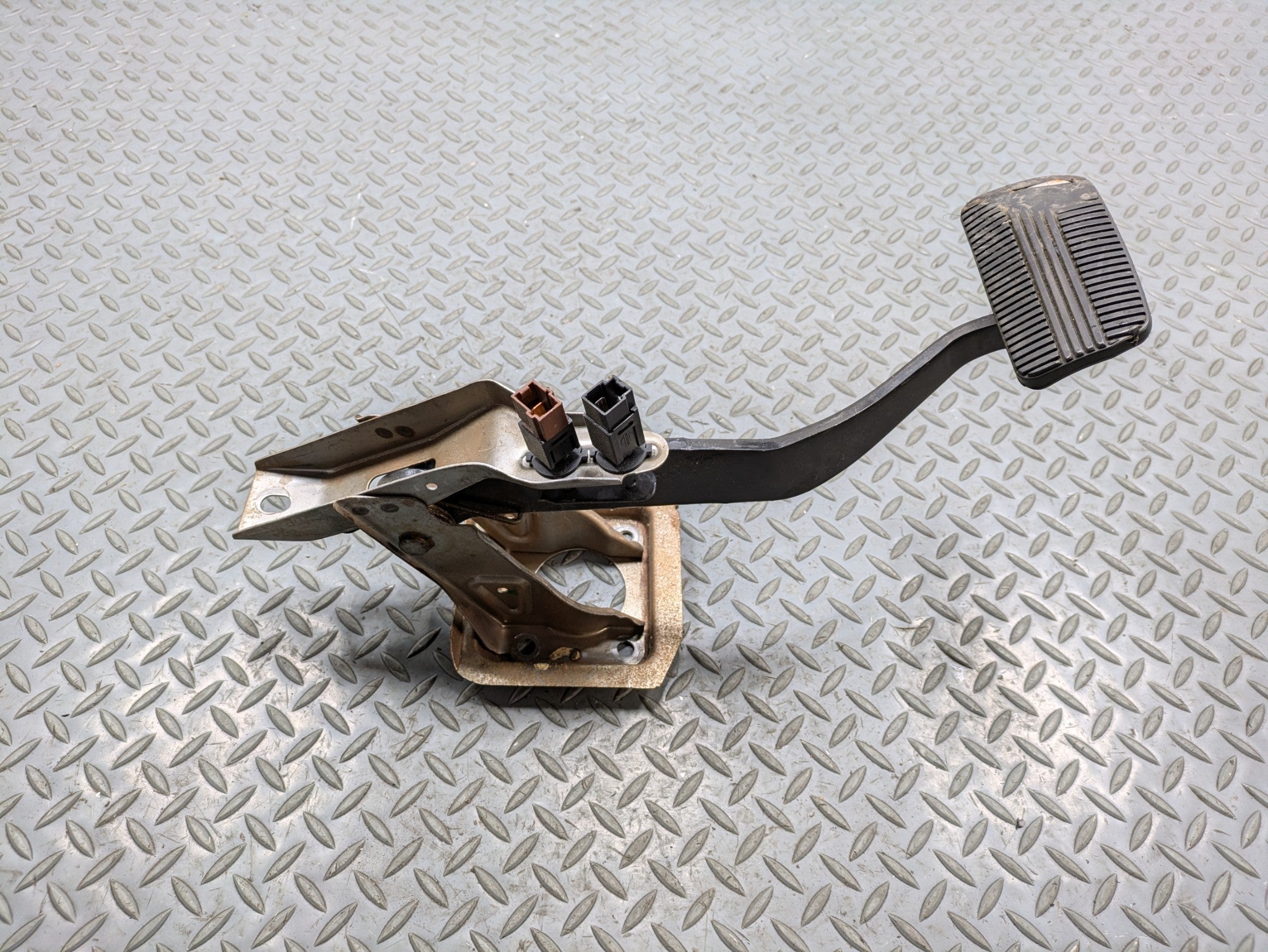 2004 - 2006 OEM NISSAN MAXIMA PARKING BRAKE FOOT STEP PAD PEDAL WITH BRACKET